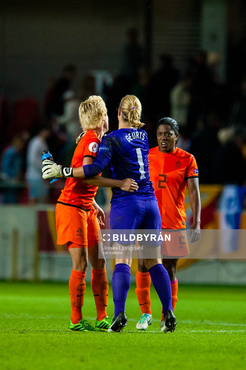 Hollands Daphne Koster, Loes Geurts och Dyanne Bito jublar efter 0-0 mot Tyskland i matchen mellan Tyskland och Holland under dam-EM i fotboll 11 juli 2013 i Växjö