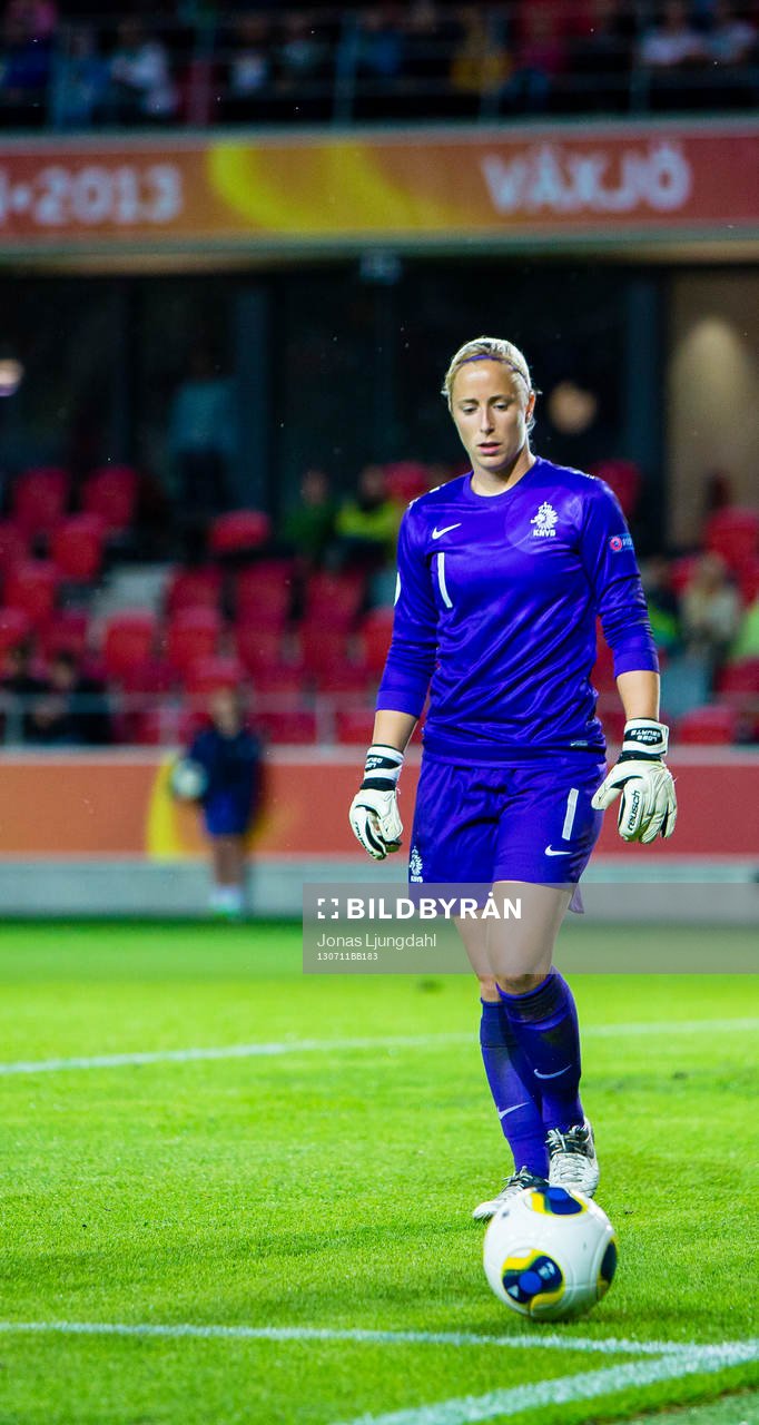 Hollands Loes Geurts, målvakt i matchen mellan Tyskland