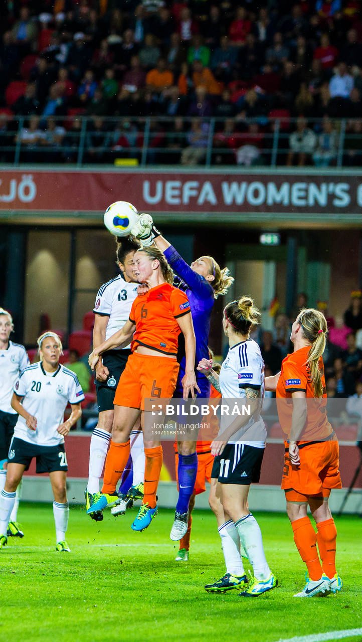Hollands målvakt Loes Geurts, boxar undan en boll från