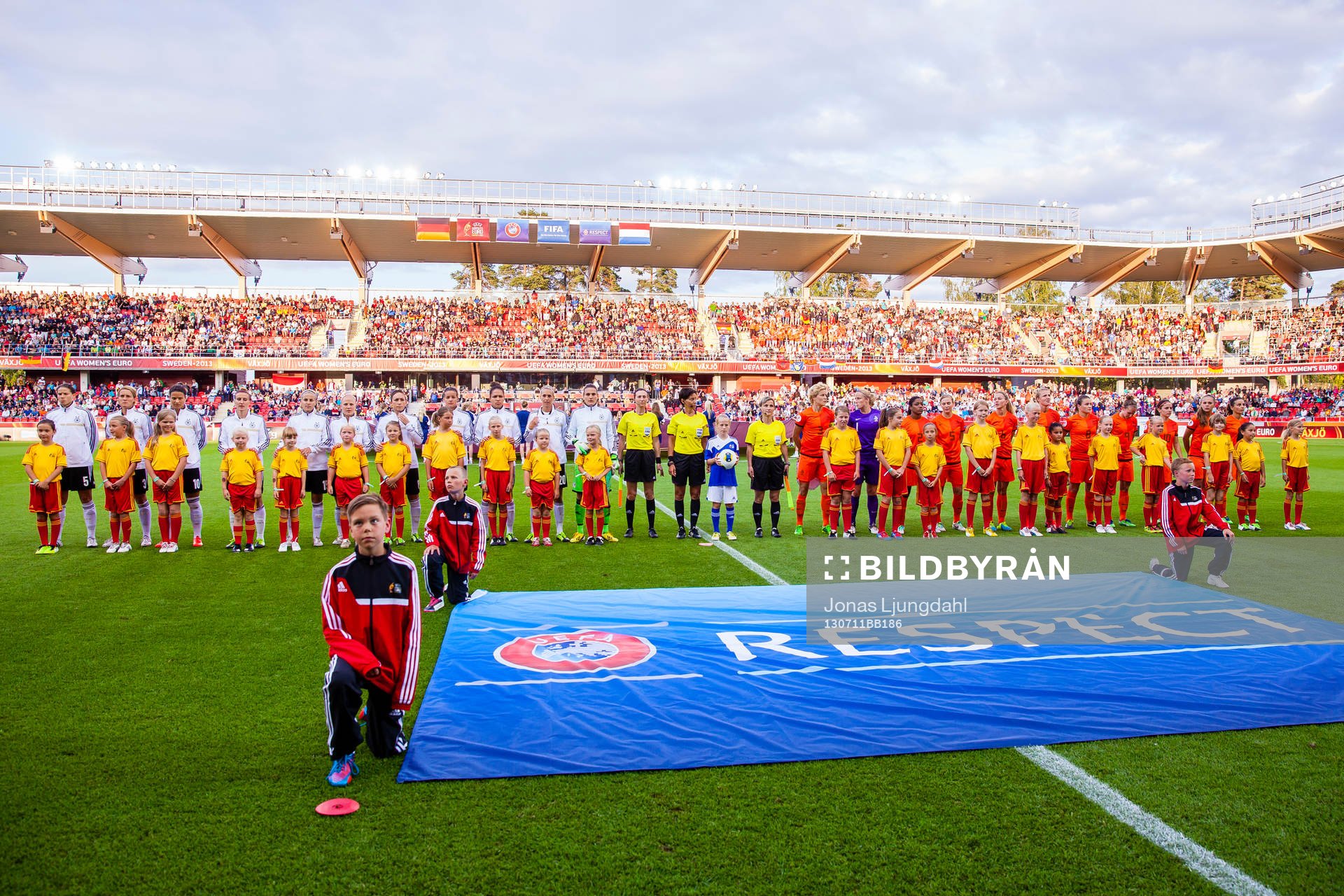 Lagen uppställda innan matchen mellan Tyskland och Holland