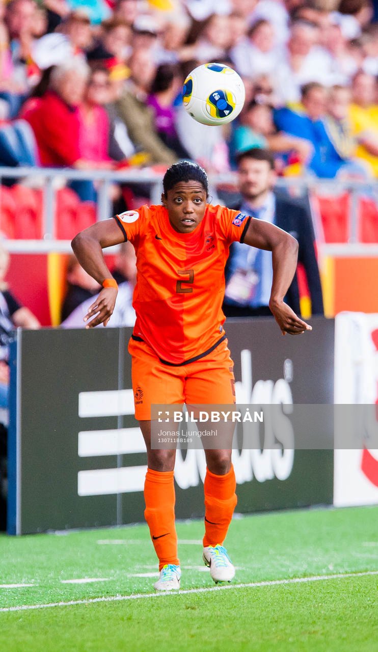 Hollands Dyanne Bito gör ett inkast i matchen mellan