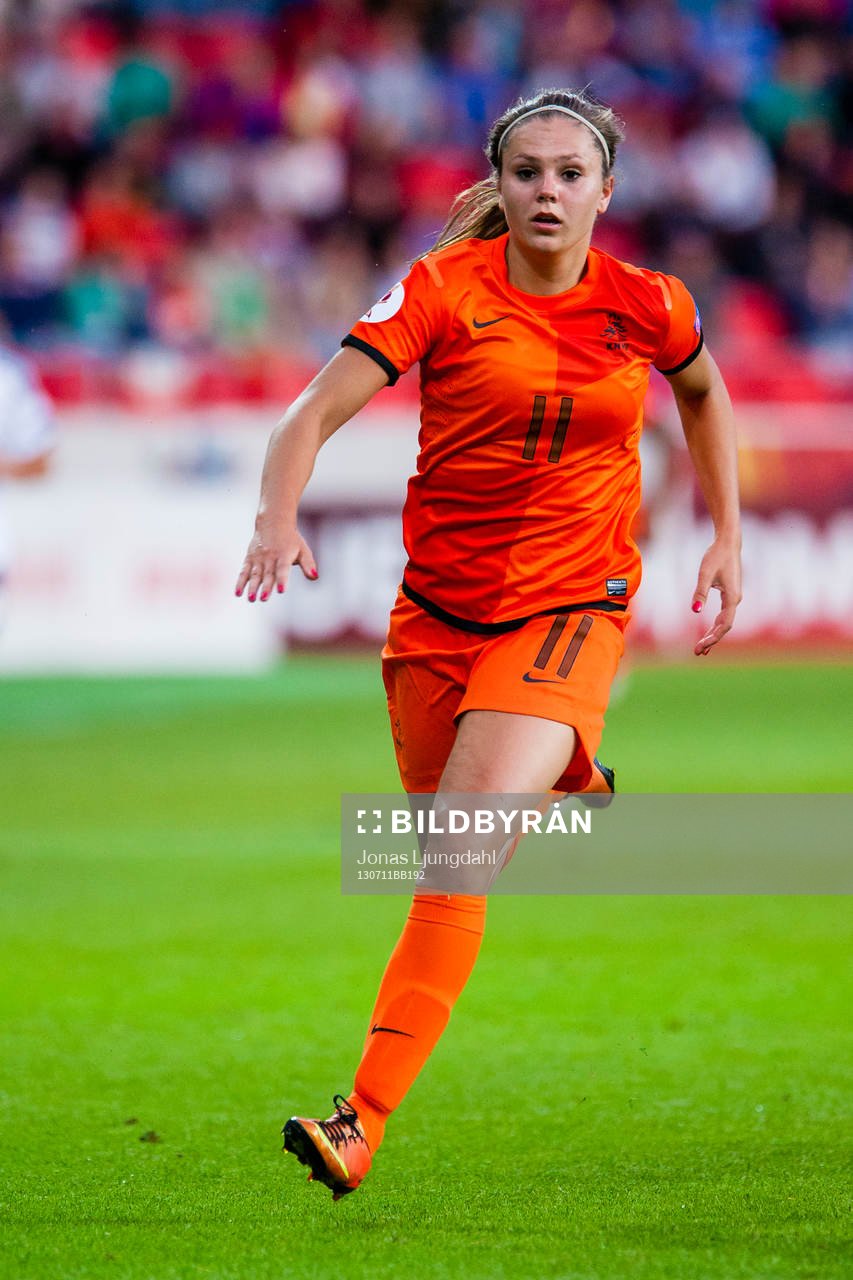 Lieke Martens springer i matchen mellan Tyskland och Holland