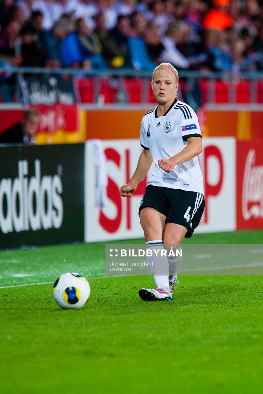 Tysklands Leonie Maier passar bollen i matchen mellan