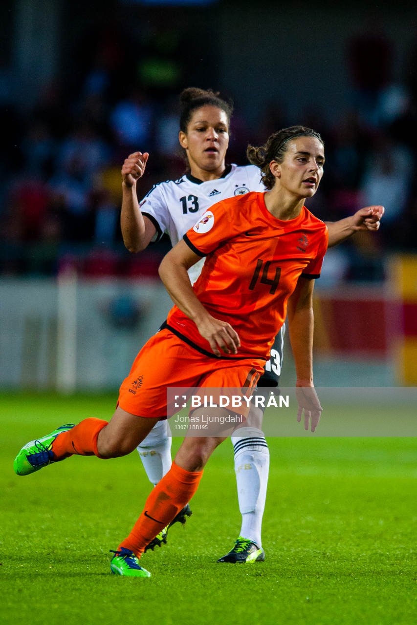 Hollands Renée Slegers tar sig förbi Tysklands Célia