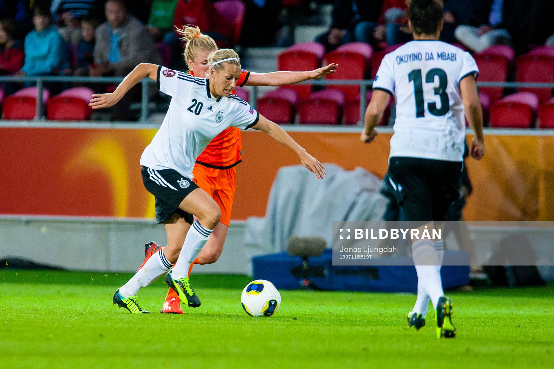 Tysklands Lena Goessling tar sig förbi Holland Kirsten van