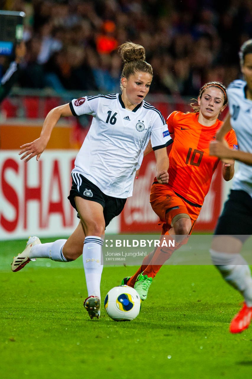 Tysklands Melanie Leupolz och Hollands Danielle van de Donk