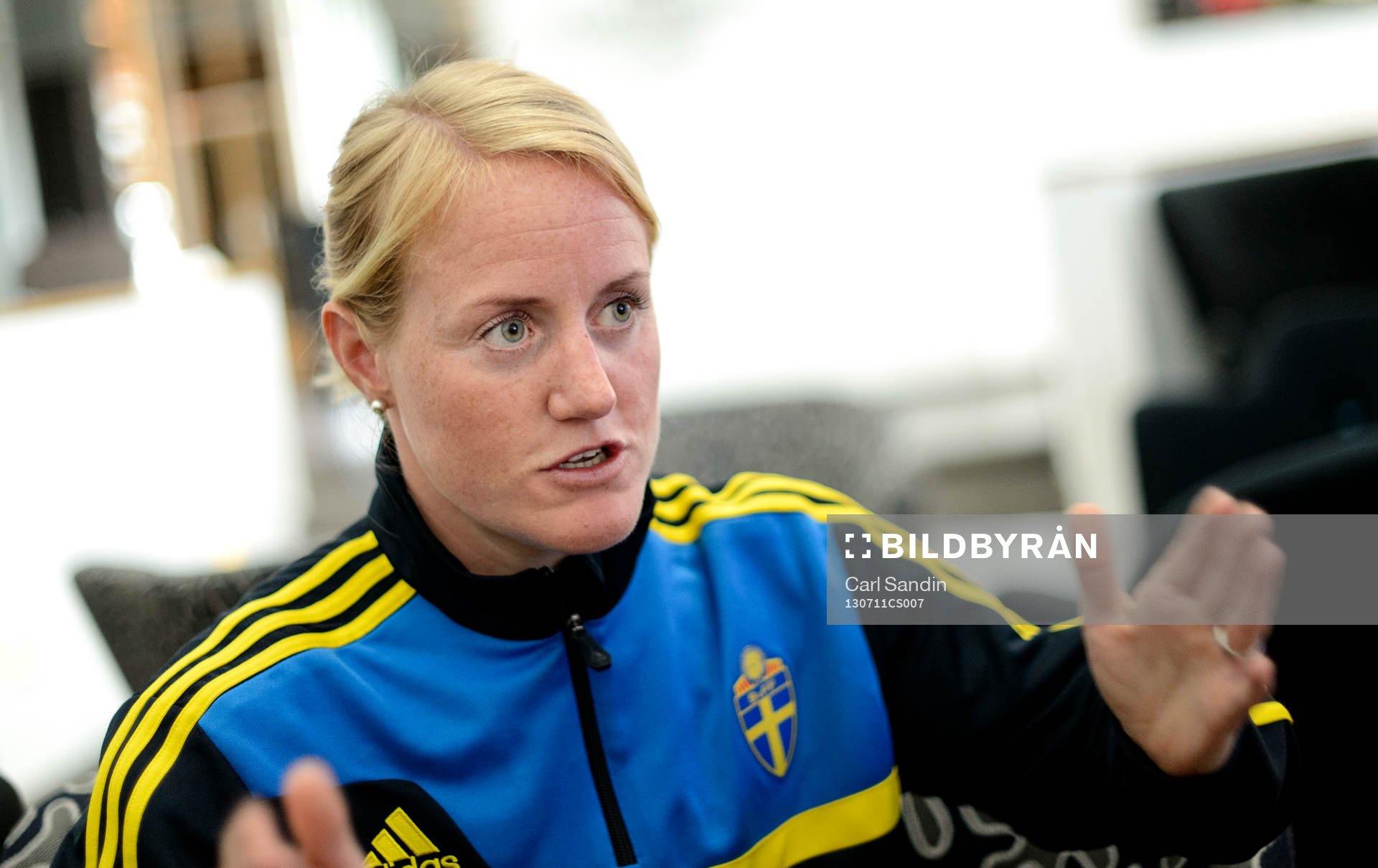 Sveriges Marie Hammarström blir intervjuad