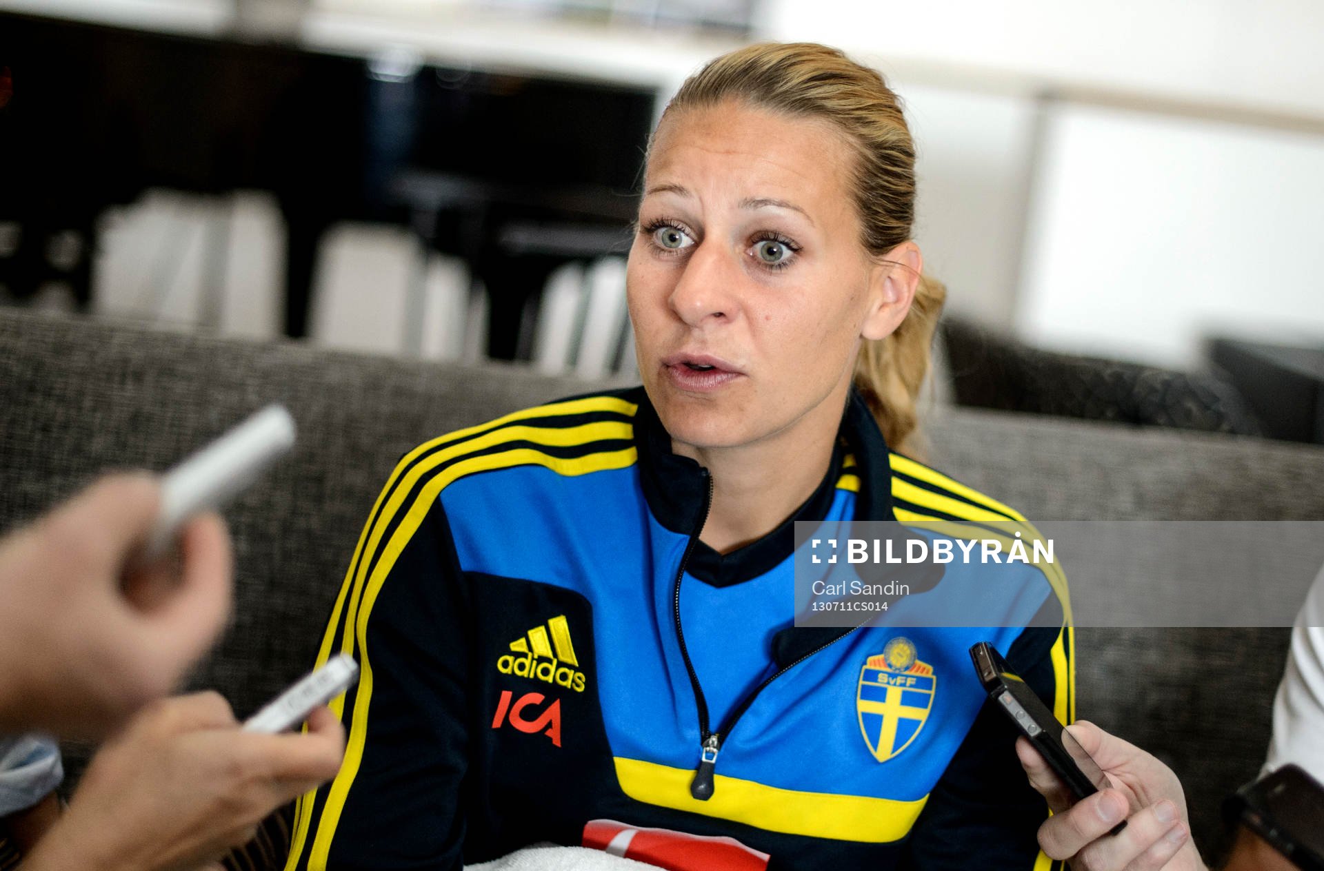 Sveriges Charlotte Rohlin blir intervjuad