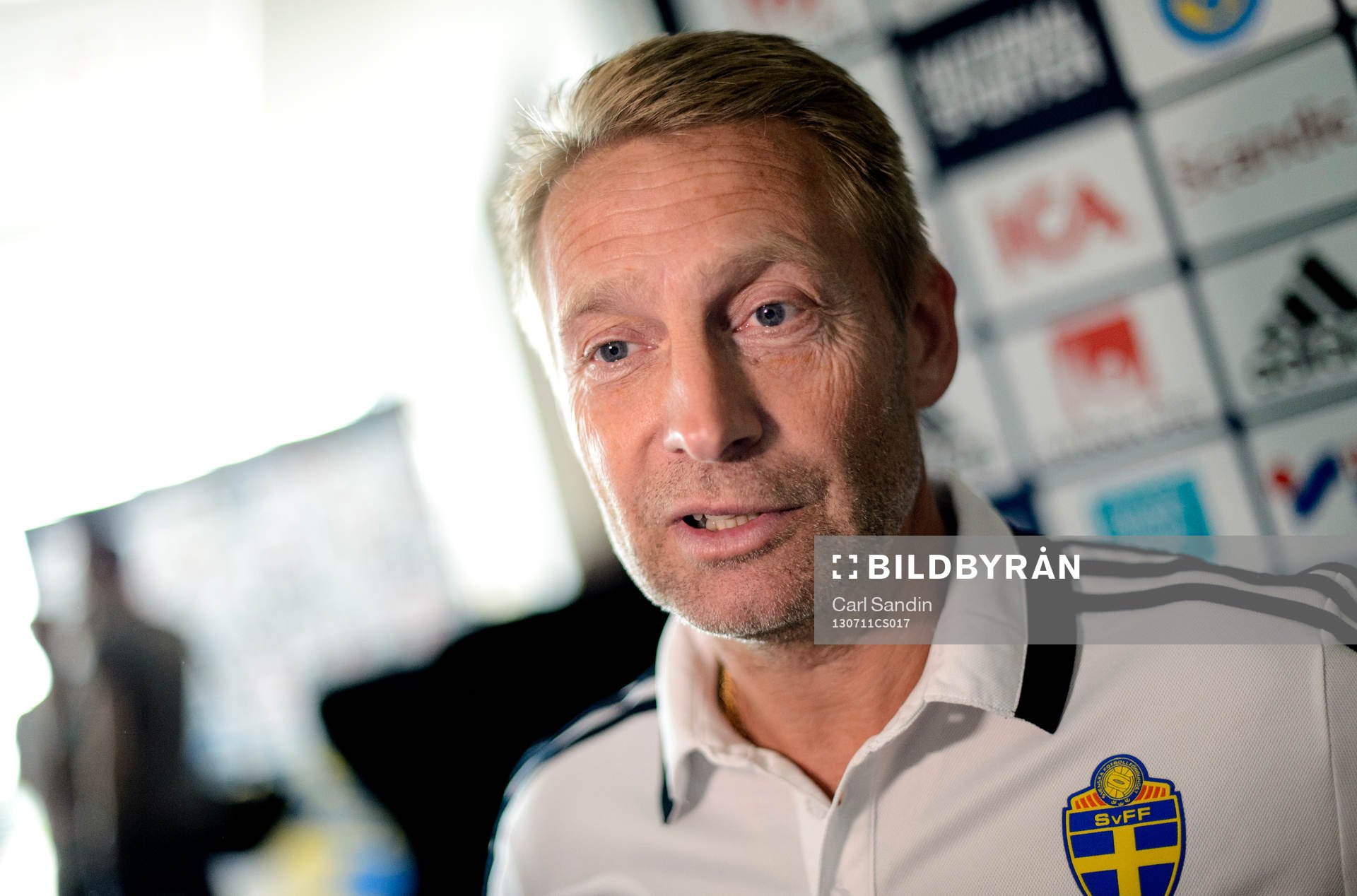 Sveriges finlandsscout Thomas Dennerby blir intervjuad