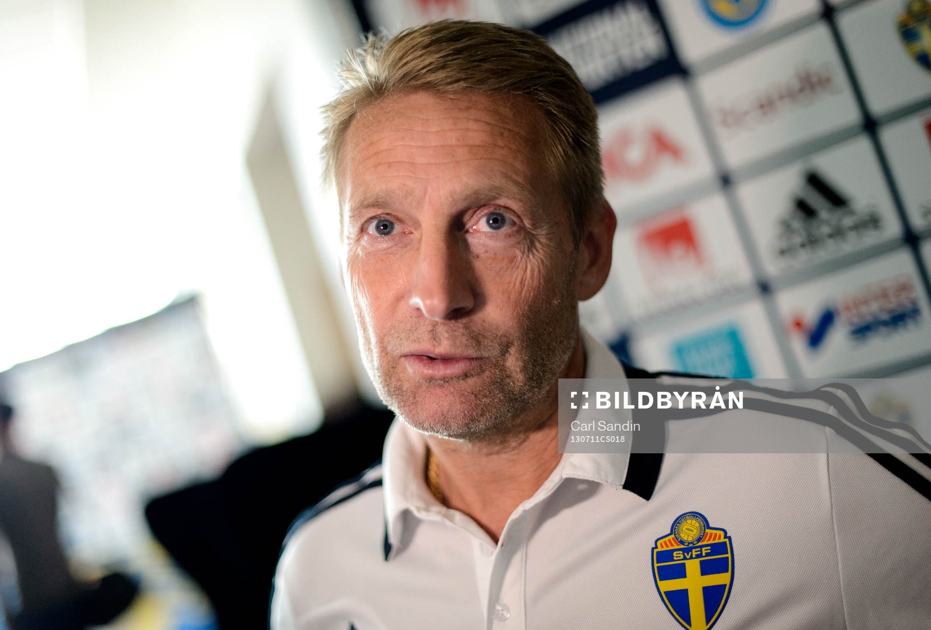 Sveriges finlandsscout Thomas Dennerby blir intervjuad