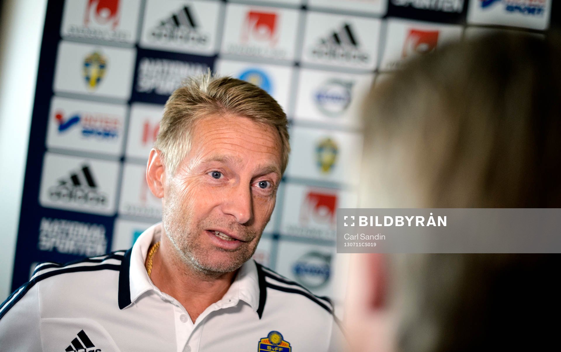 Sveriges finlandsscout Thomas Dennerby blir intervjuad