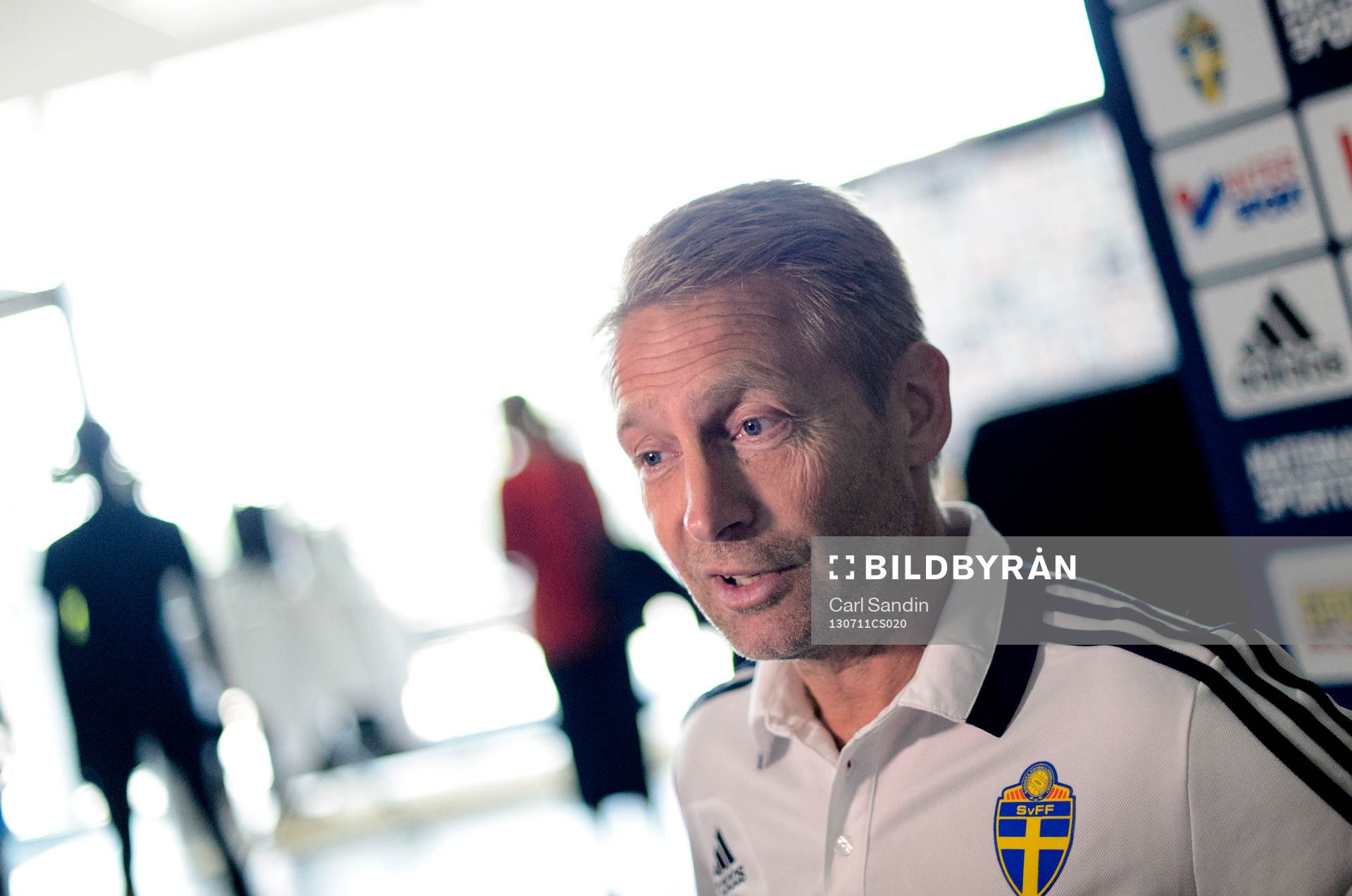 Sveriges finlandsscout Thomas Dennerby blir intervjuad
