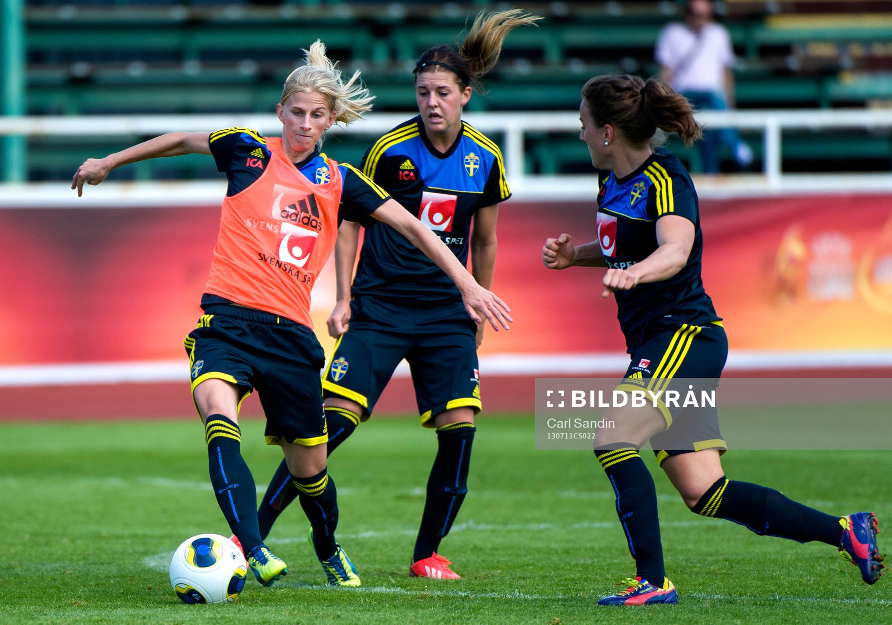 Sveriges Sofia Jakobsson i kamp om bollen med Olivia Schough