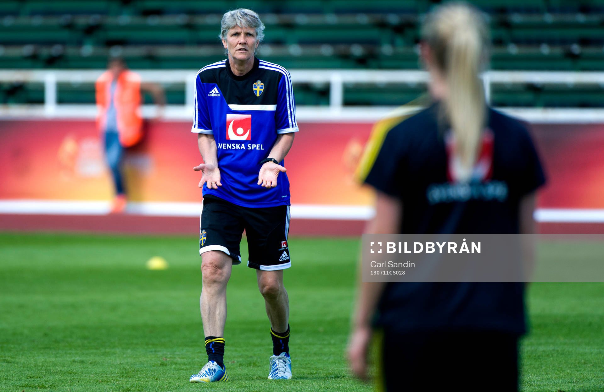 Sveriges förbundskapten Pia Sundhage gör en frågande gest