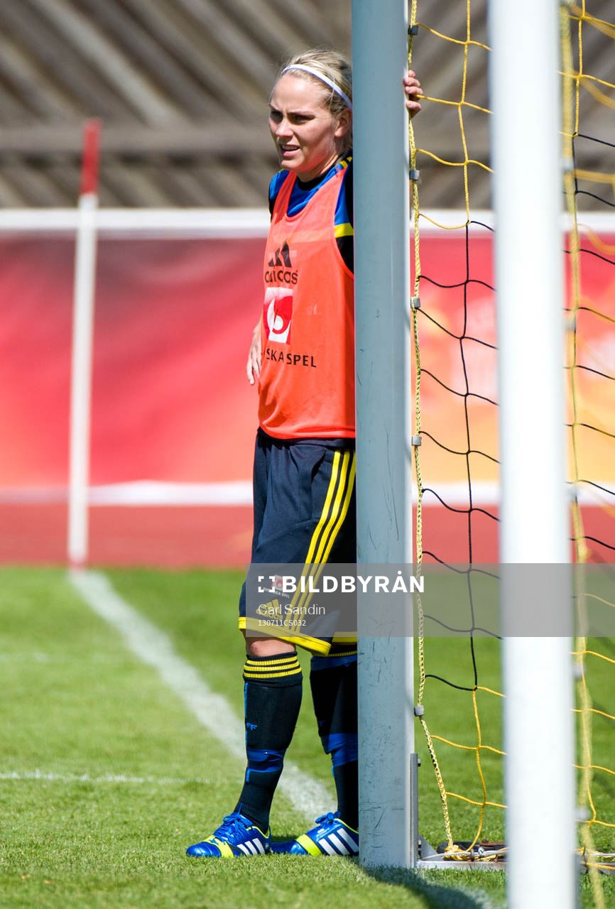 Sveriges Lisa Dahlkvist står och lutar sig mot målet under träningen dagen efter premiärmatchen mot Danmark 11 juli 2013 i Göteborg.