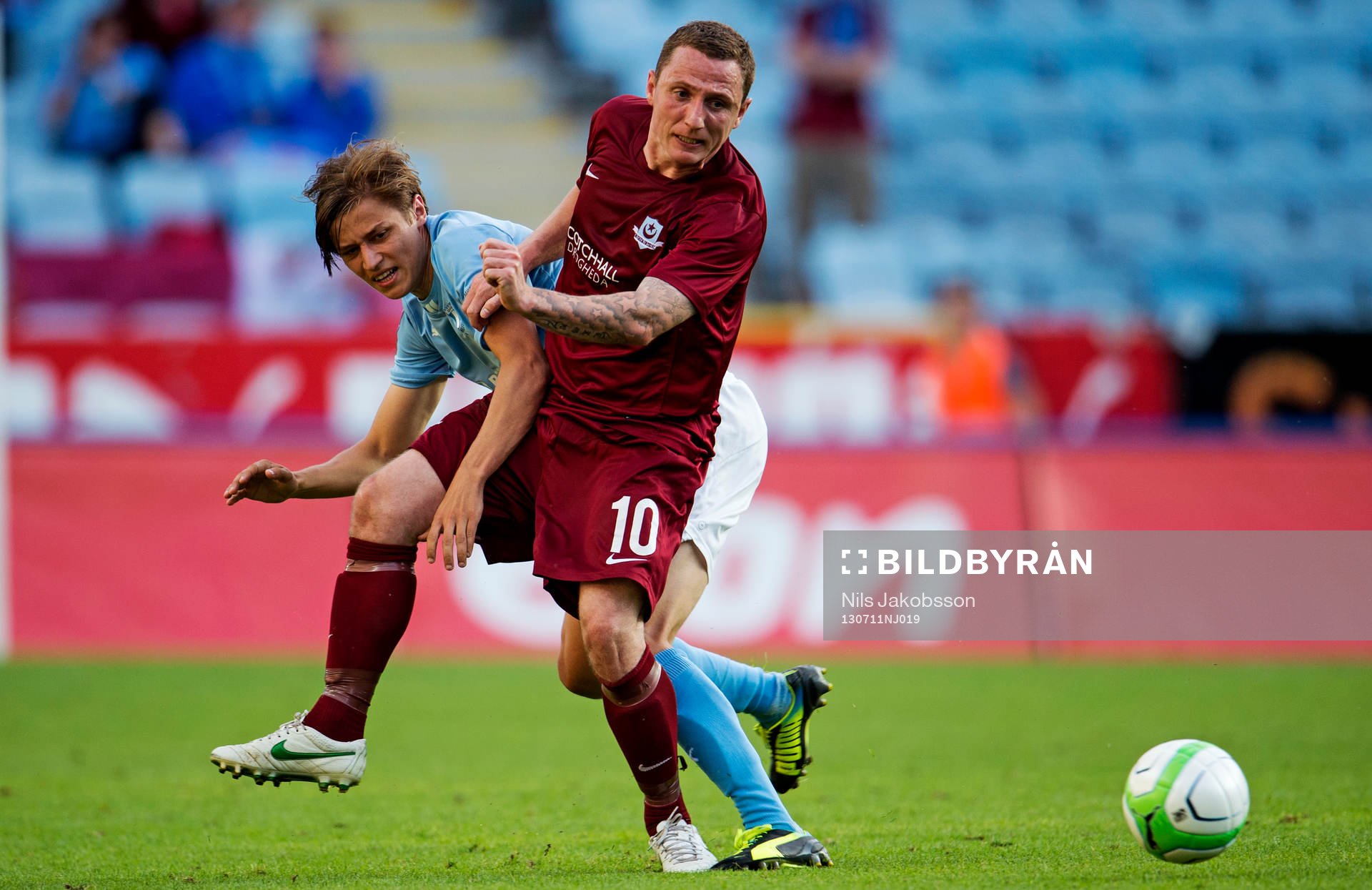 Malmö FFs Simon Thern och Droghedea United FCs Gary
