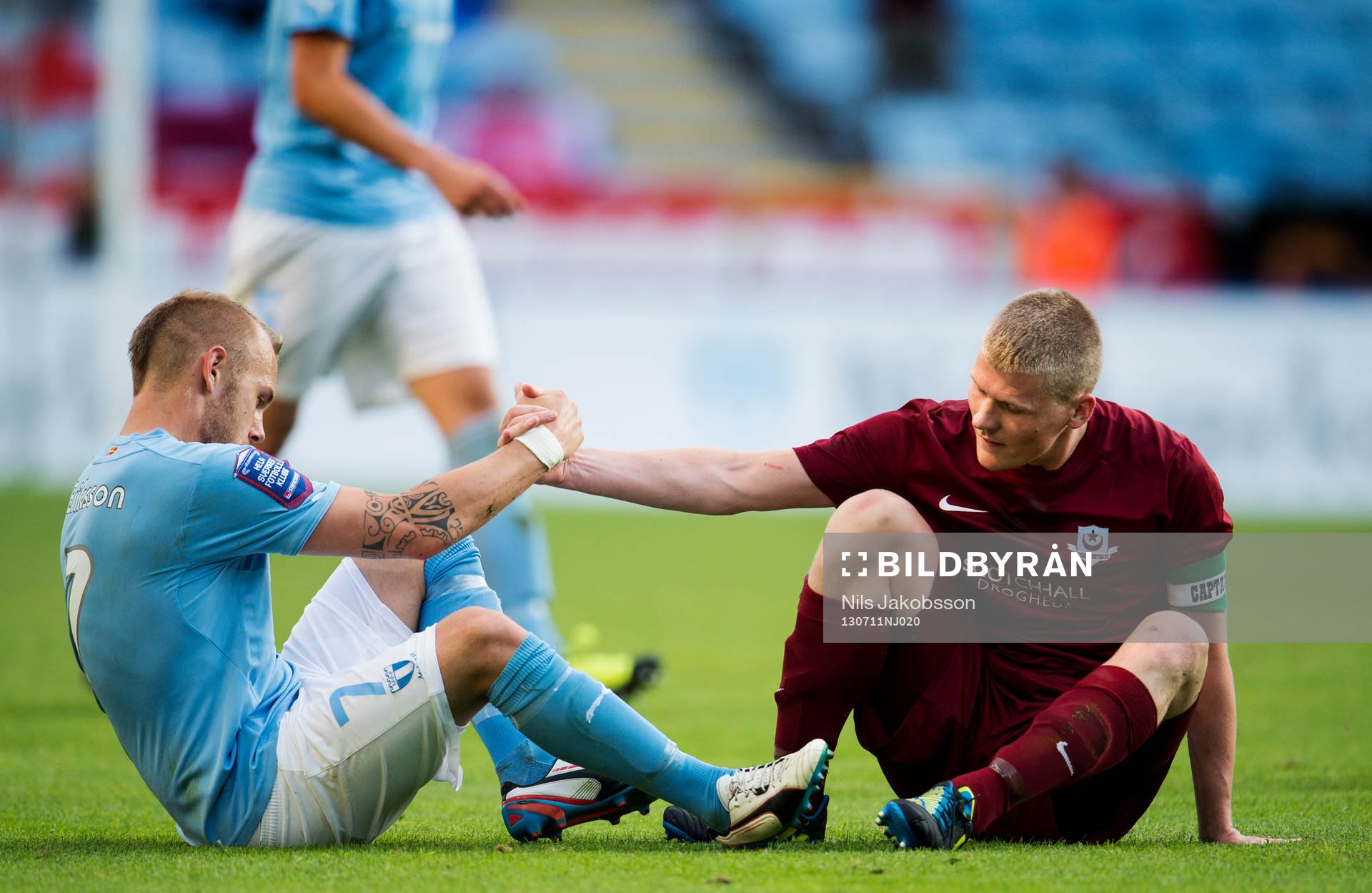 Malmö FFs Magnus Eriksson tar i hand med Droghedea United