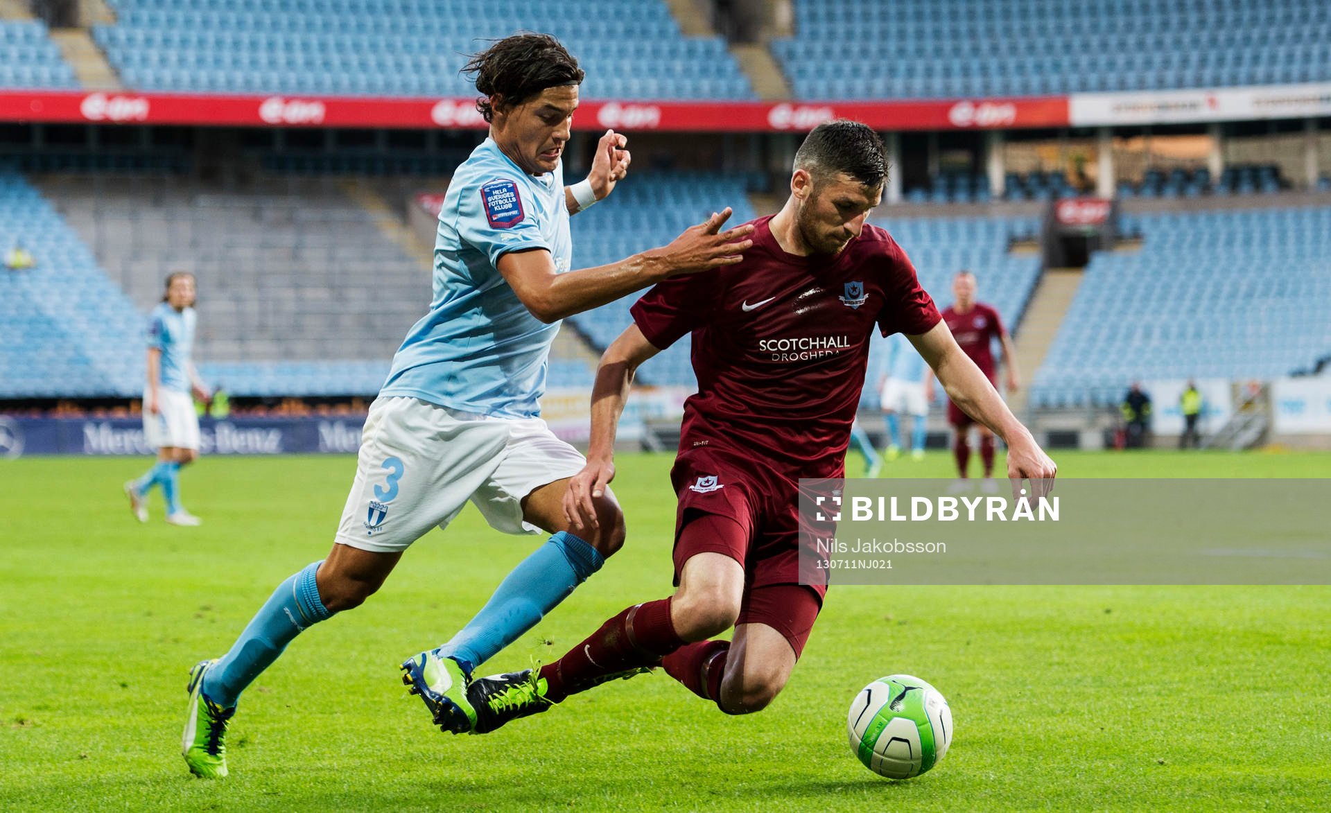 Malmö FFs Miiko Albornoz och Droghedea United FCs Gavin