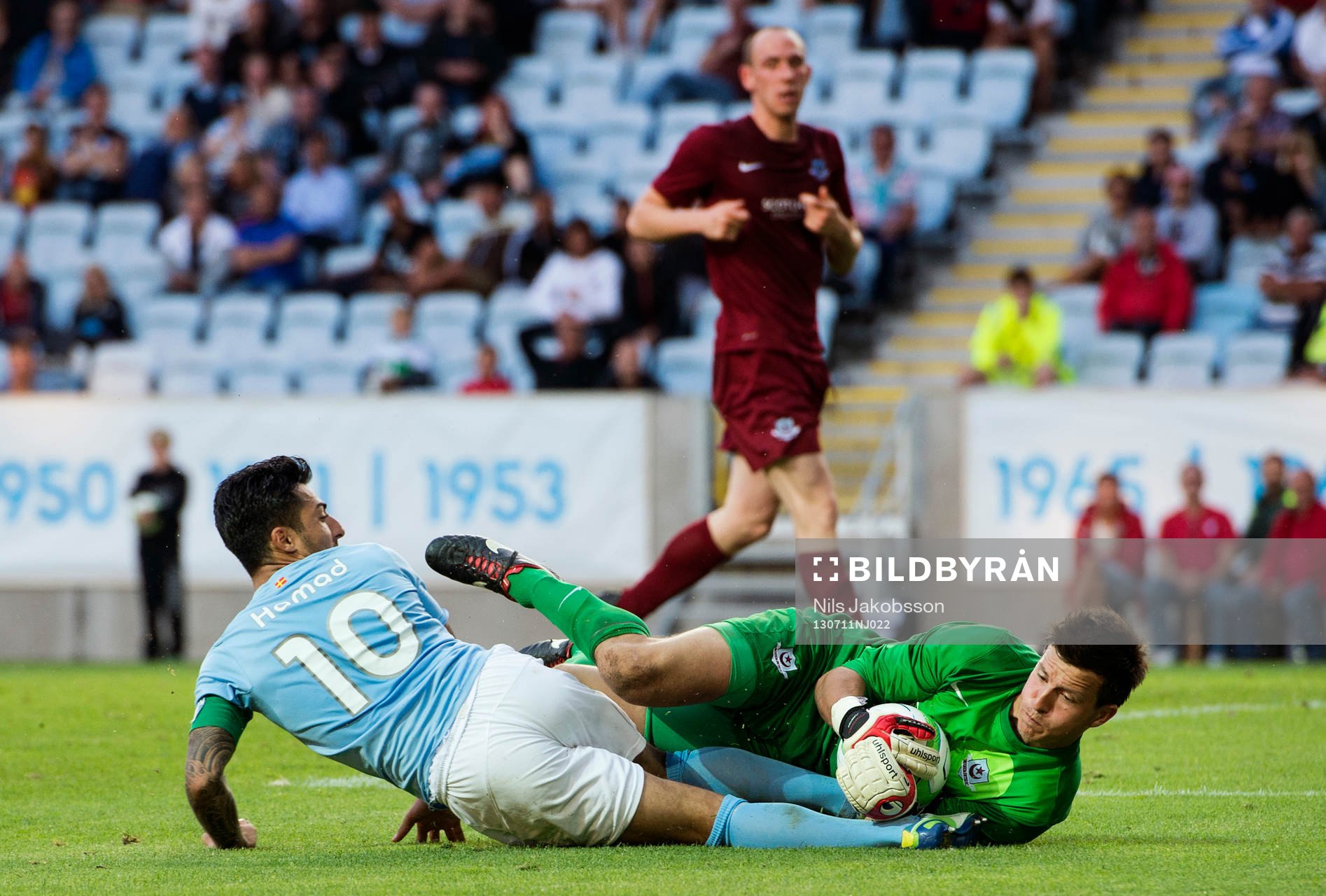 Malmö FFs Jiloan Hamad och Droghedea United FCs målvakt