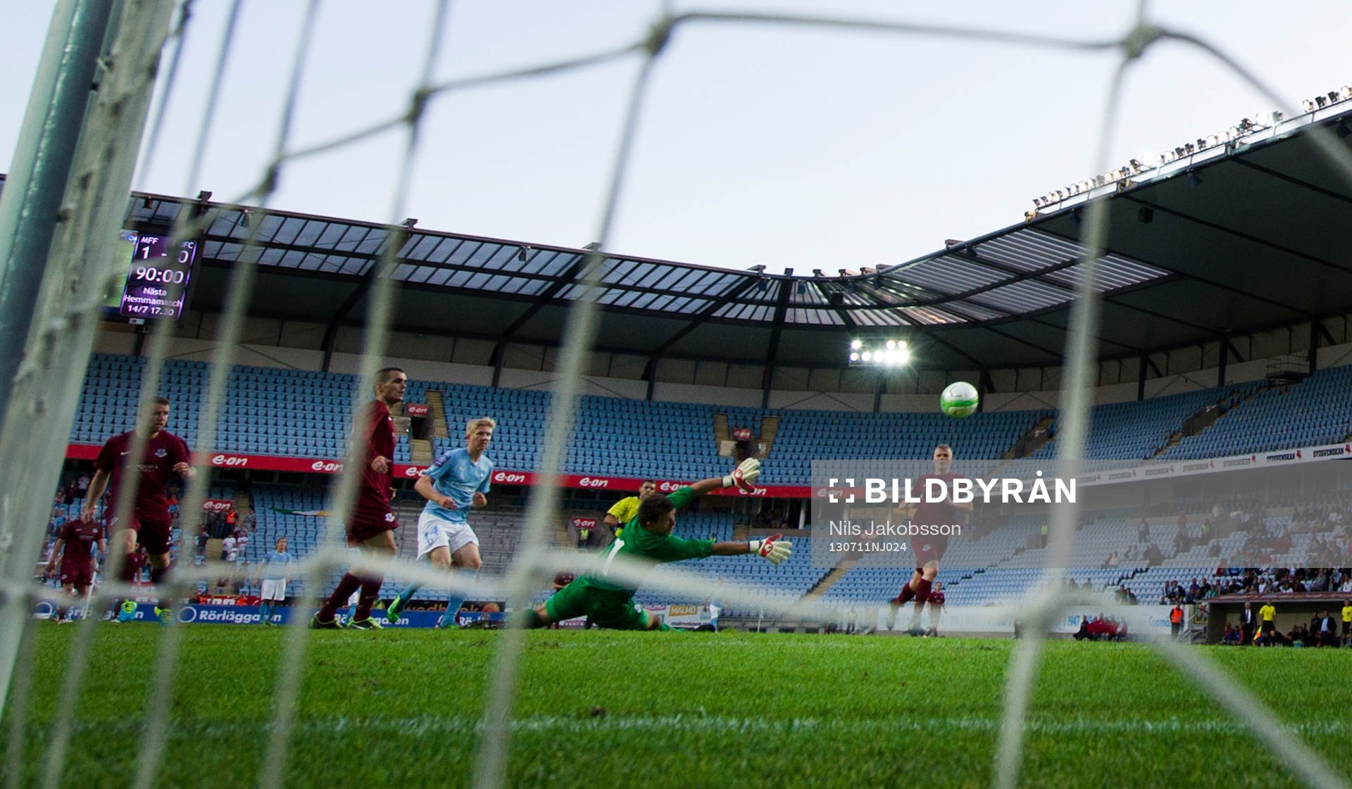 Malmö FFs Simon Kroon gör 2-0 bakom Droghedea United FCs