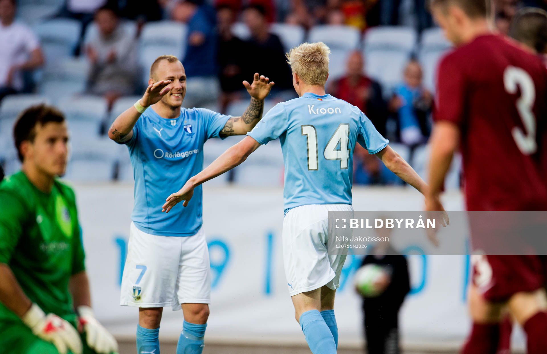 Malmö FFs Magnus Eriksson jublar med Simon Kroon som gjort