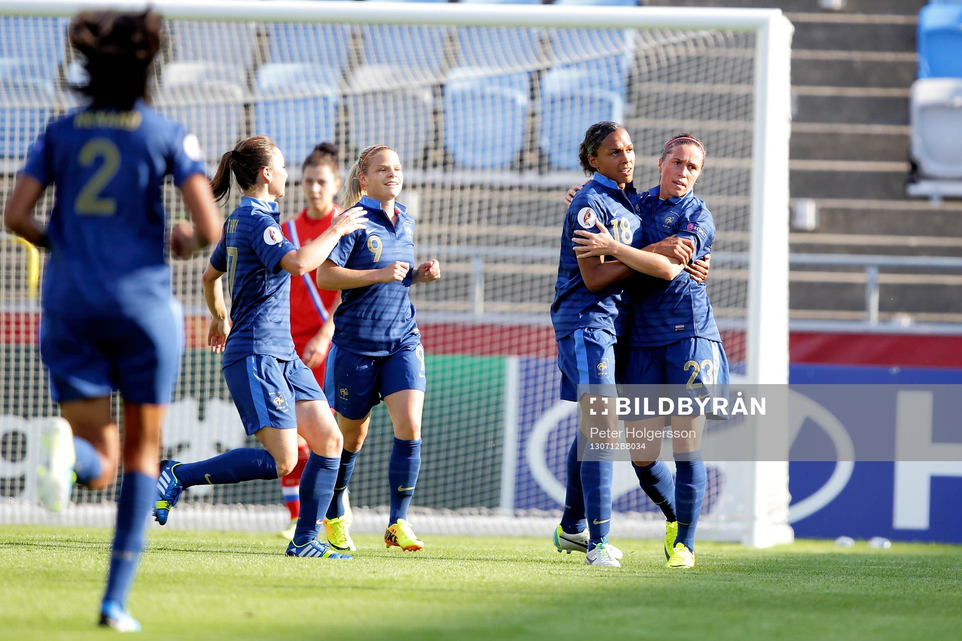Mål 1-0 av Frankrikes Marie-Laure Delie, här med Frankrikes Camille Abily i matchen mellan Frankrike och Ryssland under dam-EM i fotboll den 12 juli 2013 i Norrköping.