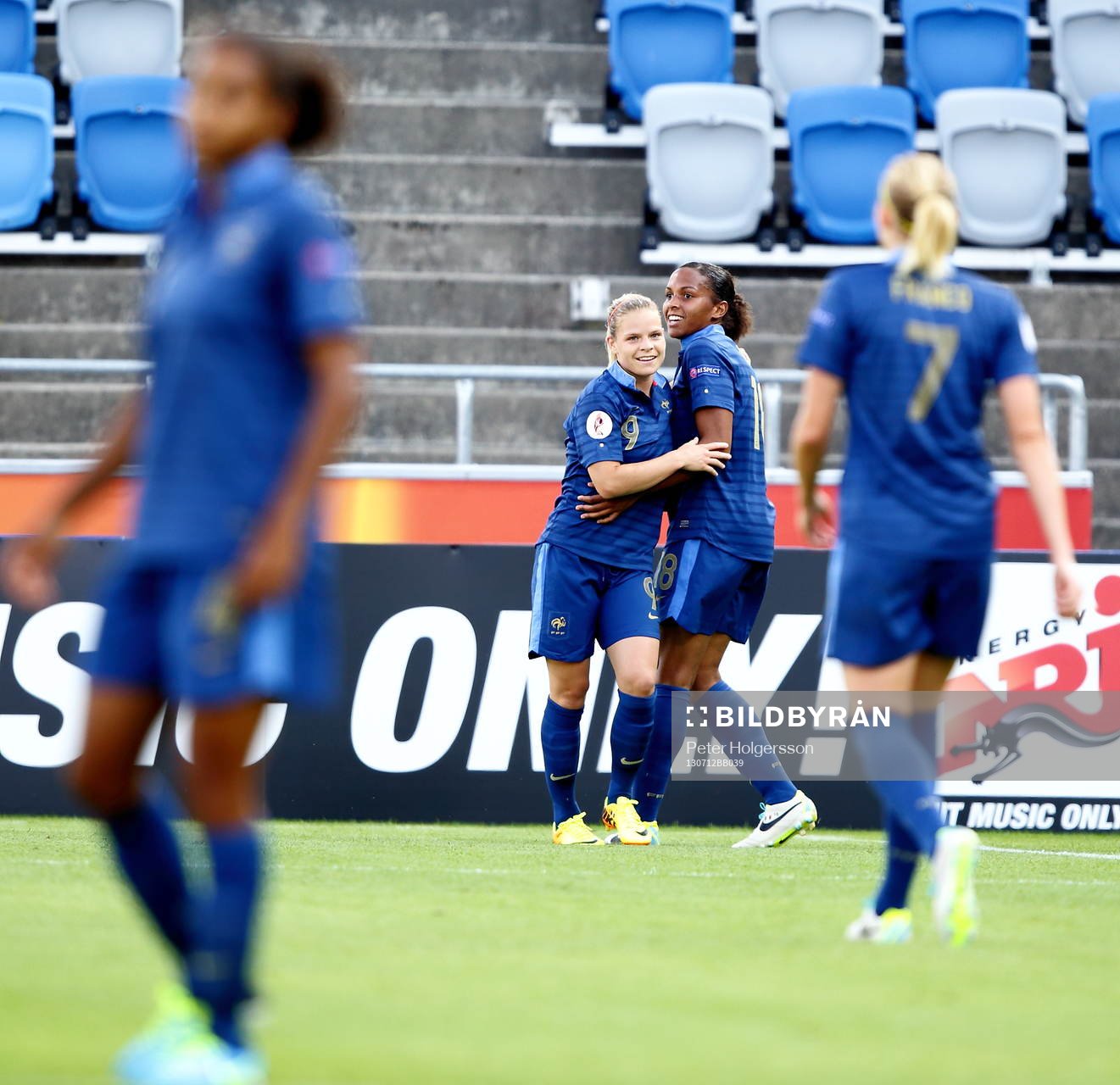 Mål 2-0 av Frankrikes Marie-Laure Deli, här med Frankrikes Eugénie Le Sommer i matchen mellan Frankrike och Ryssland under dam-EM i fotboll den 12 juli 2013 i Norrköping.