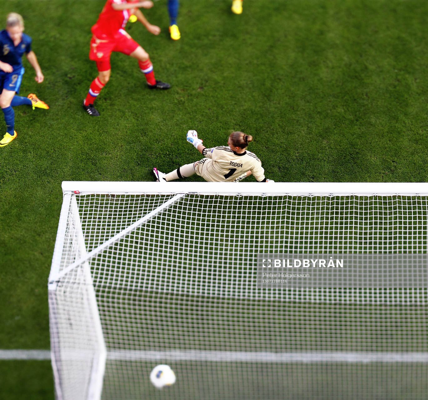 Mål 3-0 av Frankrikes Eugénie Le Sommer bakom Rysslands Elvira Todua i matchen mellan Frankrike och Ryssland under dam-EM i fotboll den 12 juli 2013 i Norrköping.