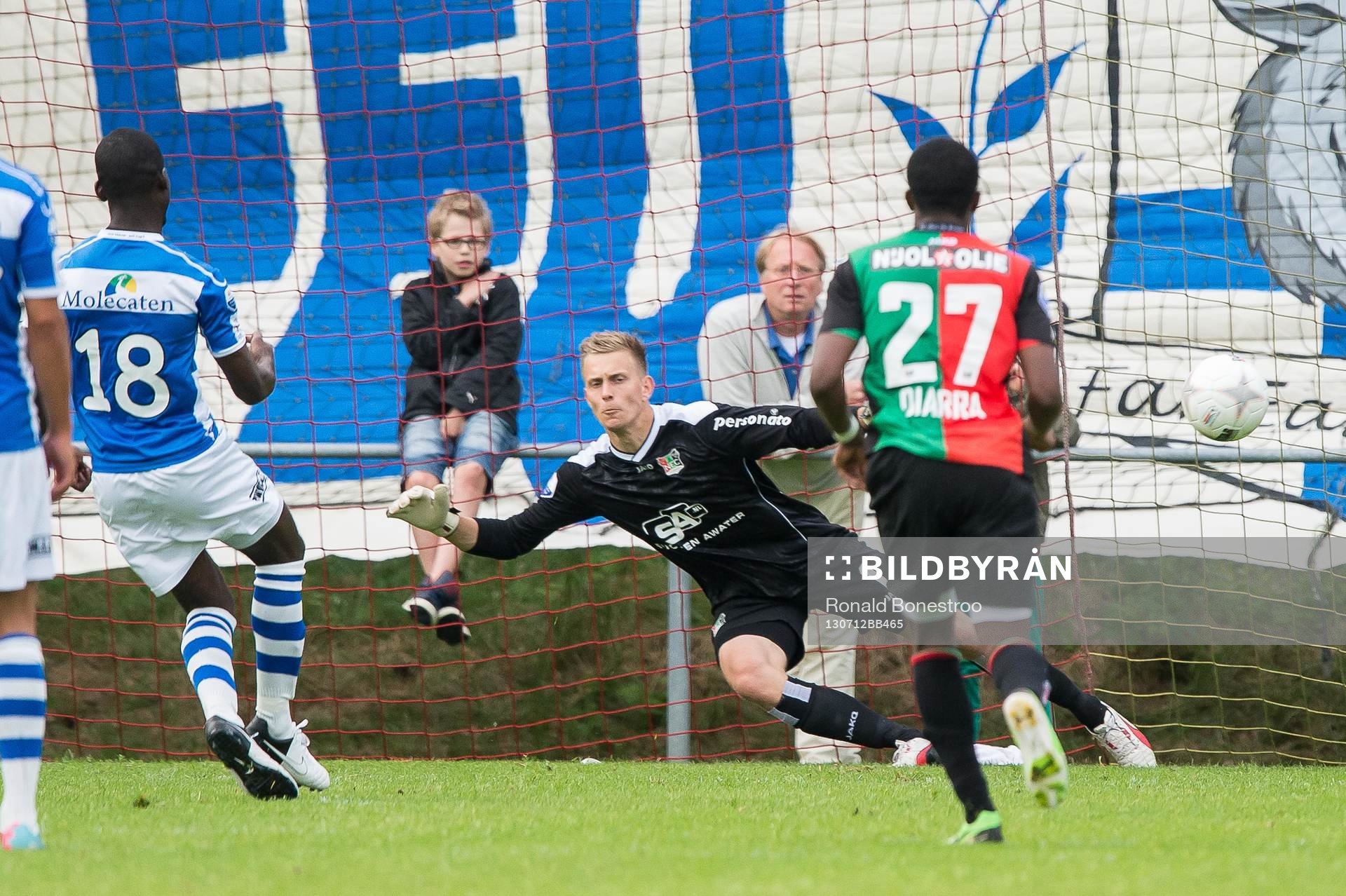 GARDEREN, NEC - PEC Zwolle, Voetbal, Eredivisie voorbereiding, Sportpark De Westeneng, Seizoen 2013 / 2014, 12-07-2013, PEC Zwolle speler Fred Benson scoort de 0-1 uit een strafschop, NEC Nijmegen keeper Karl-Johan Johnsson zit ernaast.