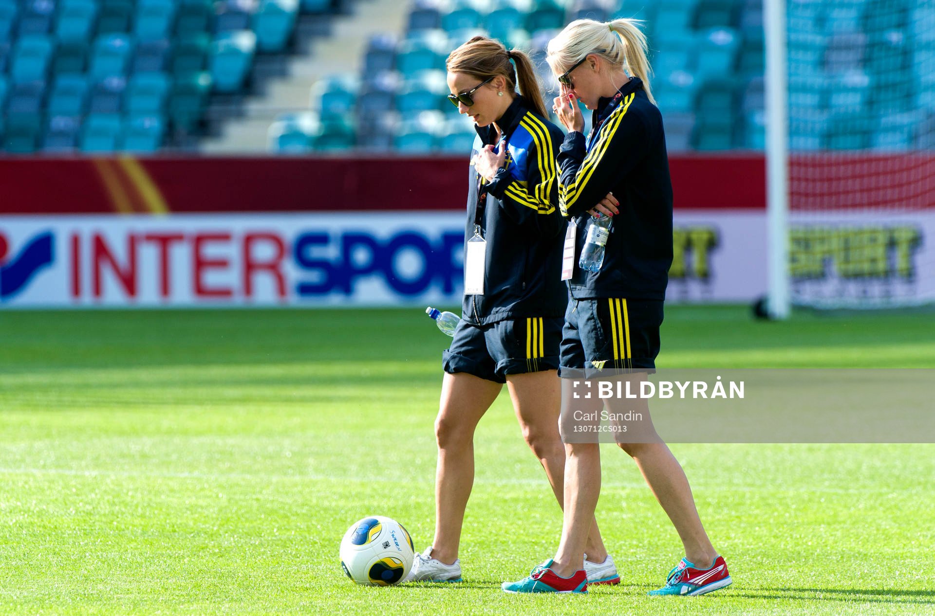 Sveriges Kosovare Asllani och Josefine Öqvist går och
