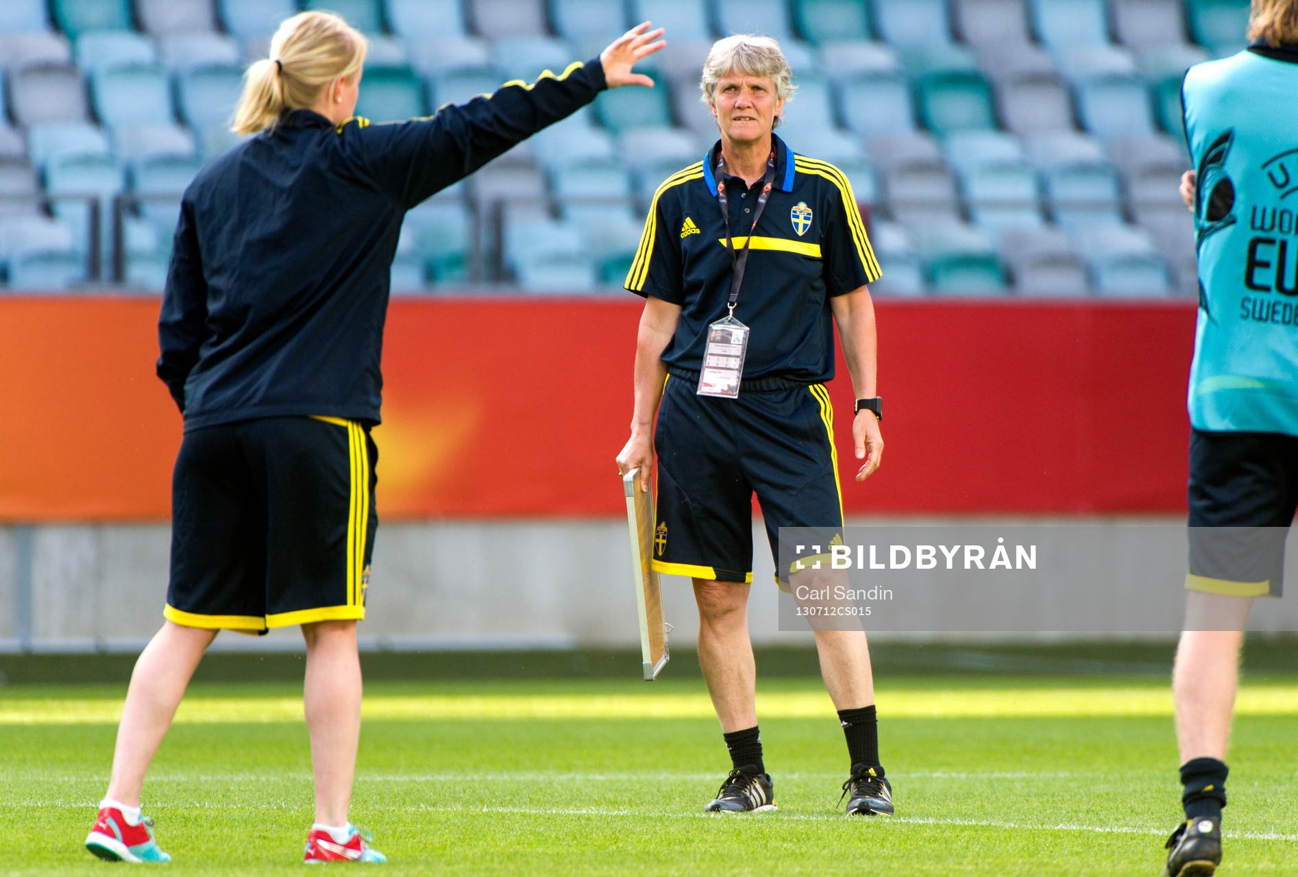 Sveriges förbundskapten Pia Sundhage lyssnar på Marie