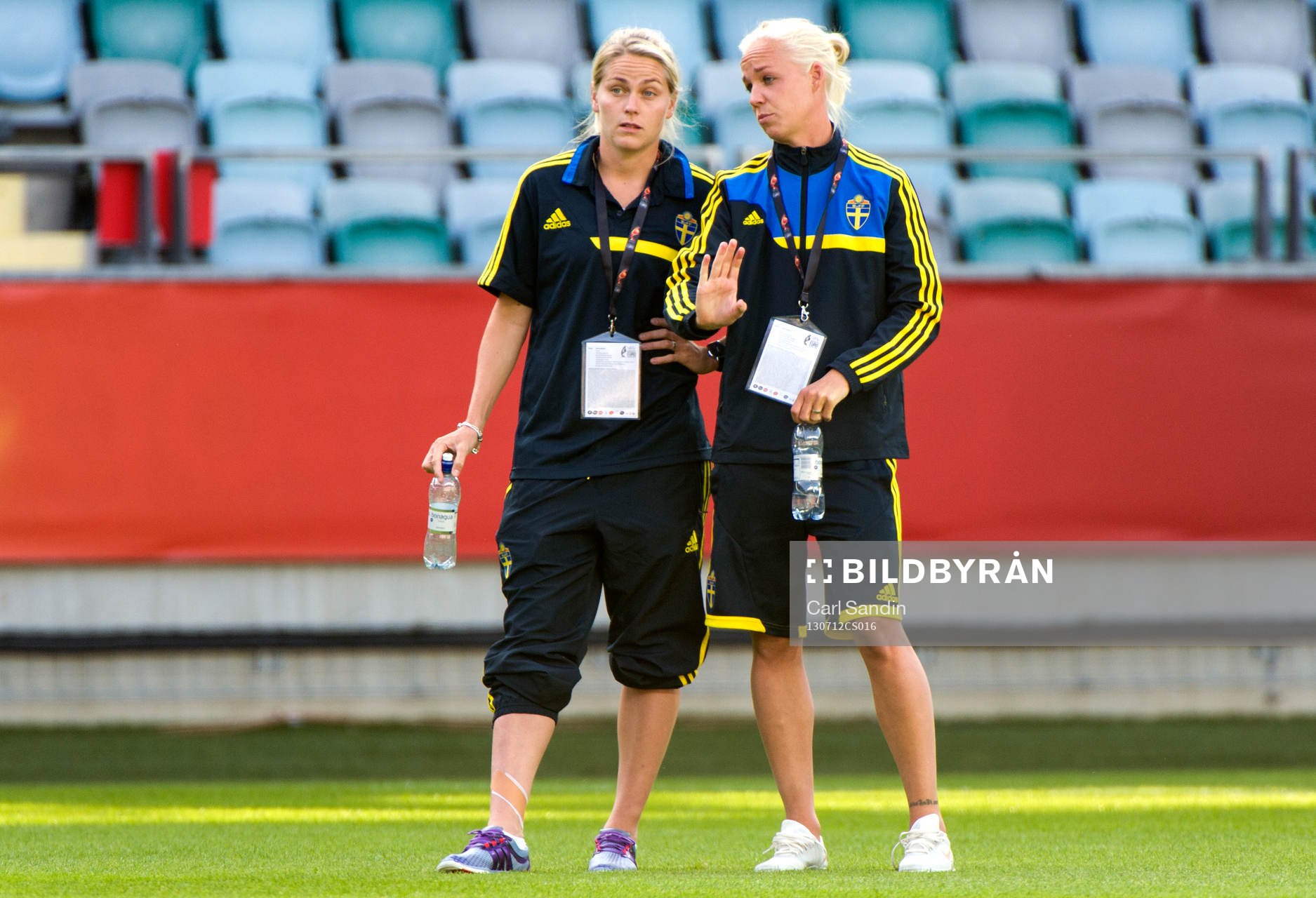 Sveriges Lisa Dahlkvist och Caroline Seger står och pratar