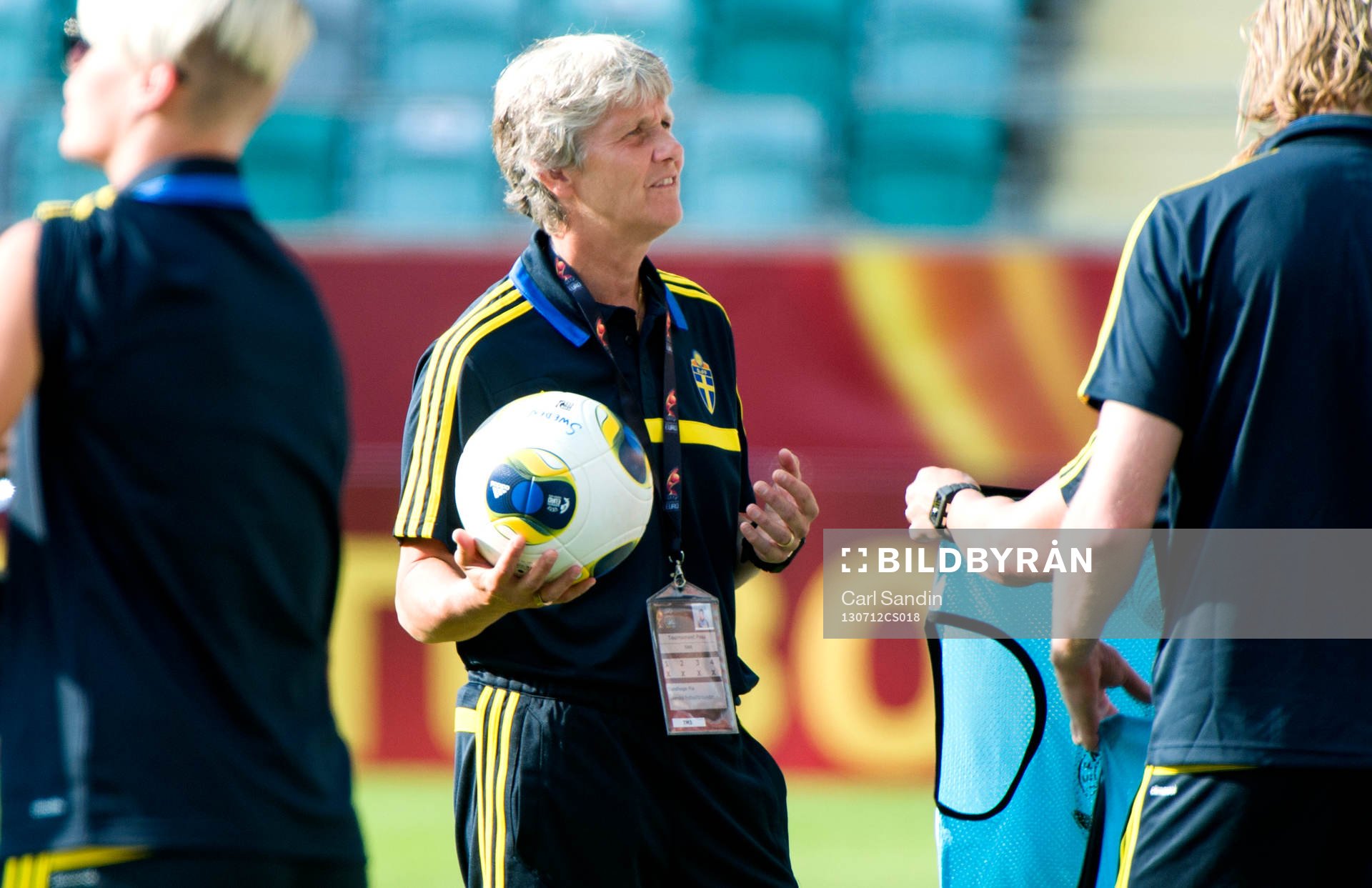 Sveriges förbundskapten Pia Sundhage håller en boll