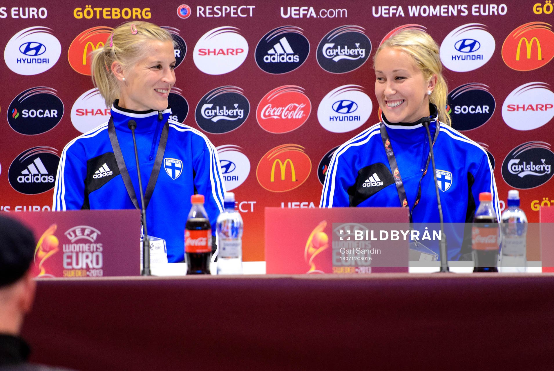 Finlands Sanna Talonen och Annika Kukkonen var glada under presskonferensen inför matchen mot Sverige i dam-EM 12 juli 2013 i Göteborg.
