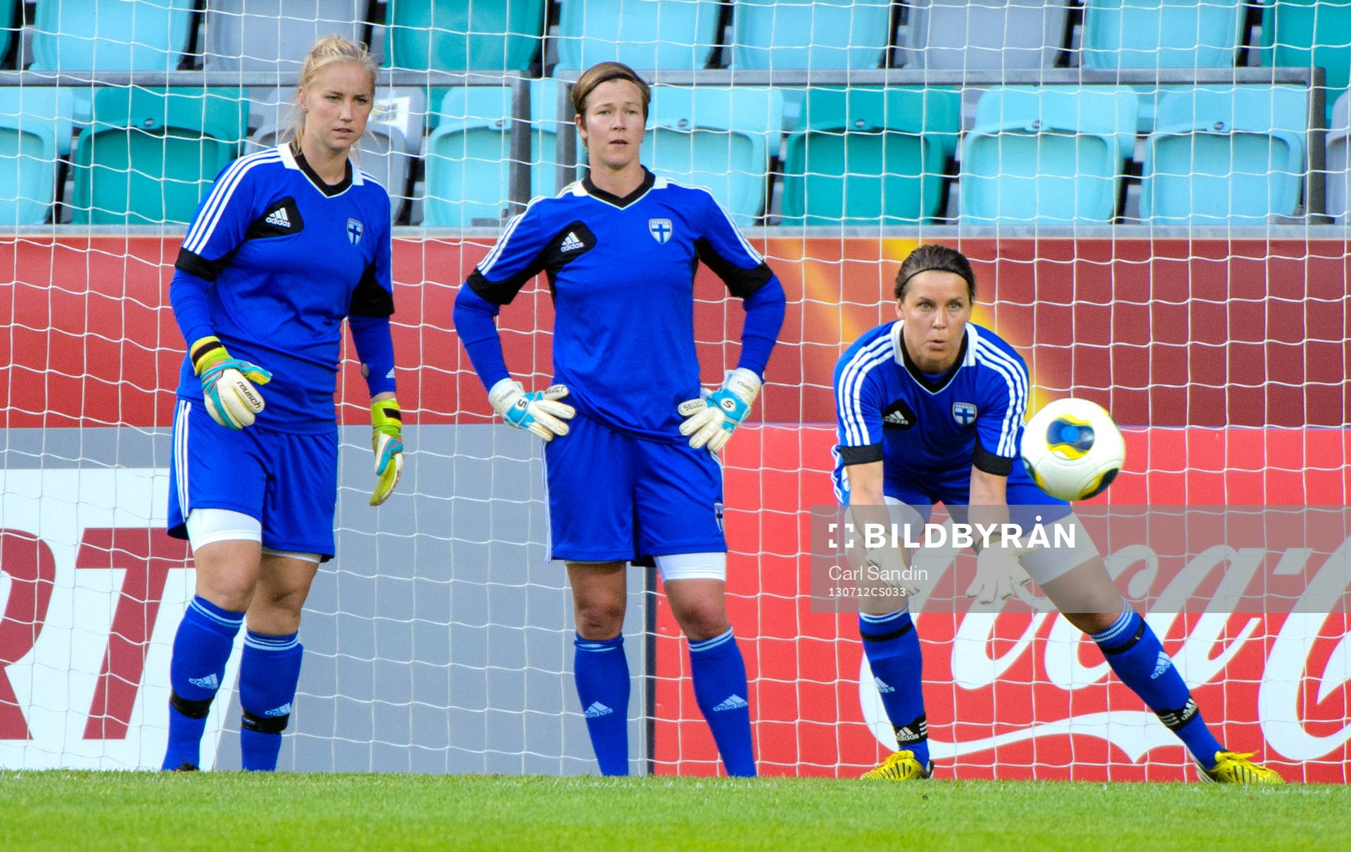 Finlands målvakter Siiri Välimaa, Tinja-Riikka Korpela och Minna Meriluoto under träningen inför matchen mot Sverige i dam-EM 12 juli 2013 i Göteborg.