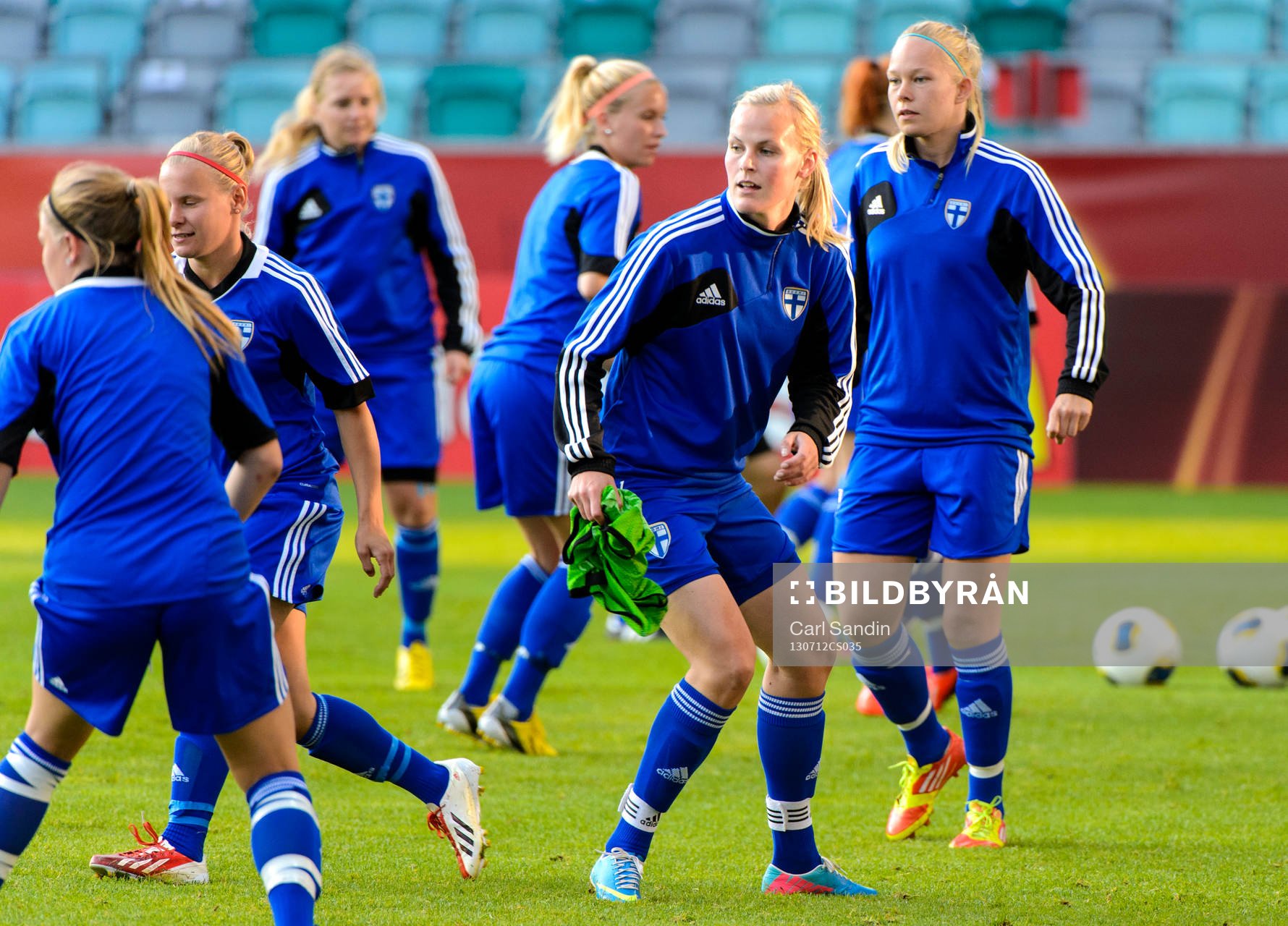 Finlands Annica Sjölund och Leena Puranen  under träningen inför matchen mot Sverige i dam-EM 12 juli 2013 i Göteborg.