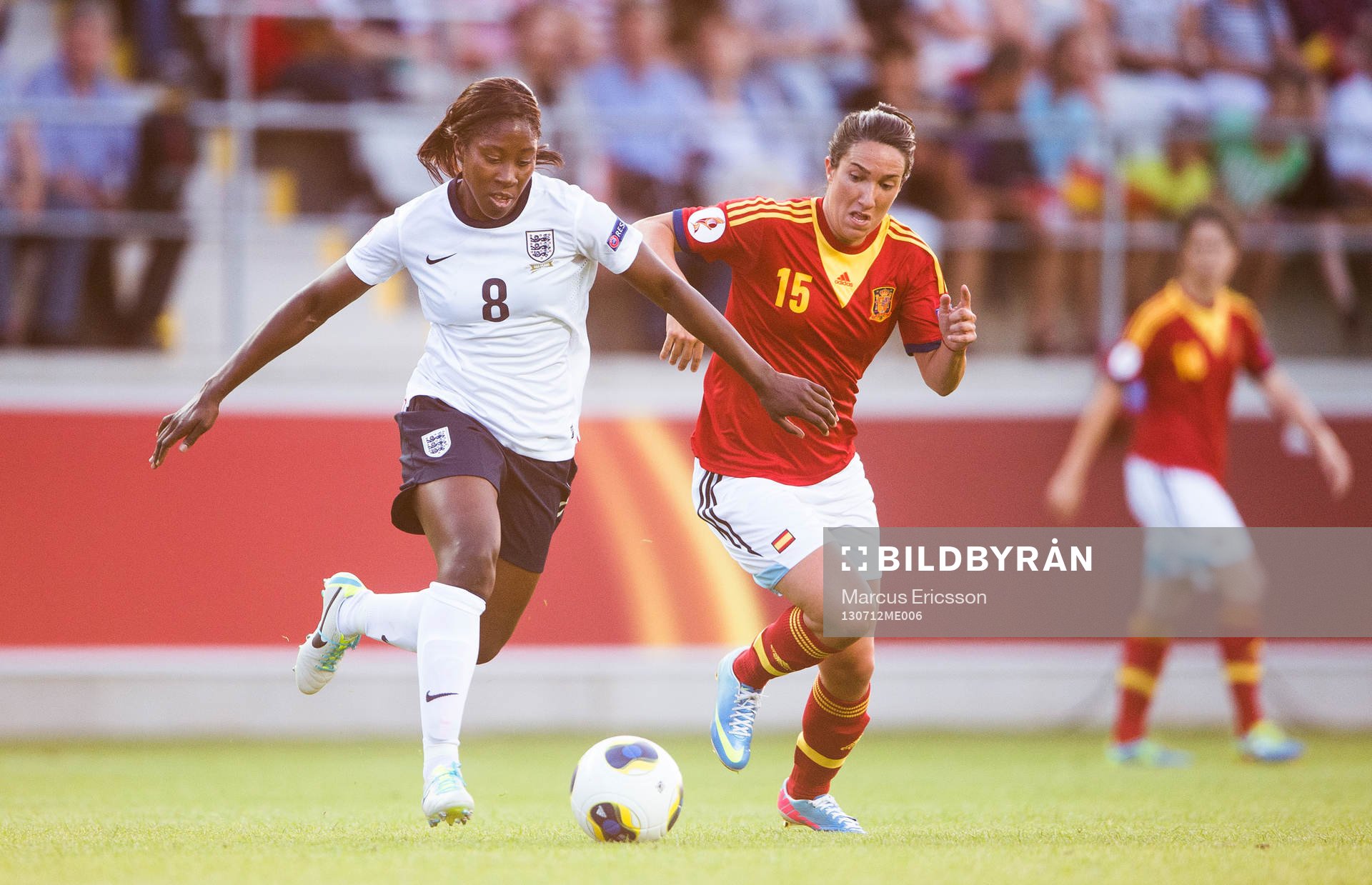 Englands Anita Asante och Spaniens Silvia Meseguer i