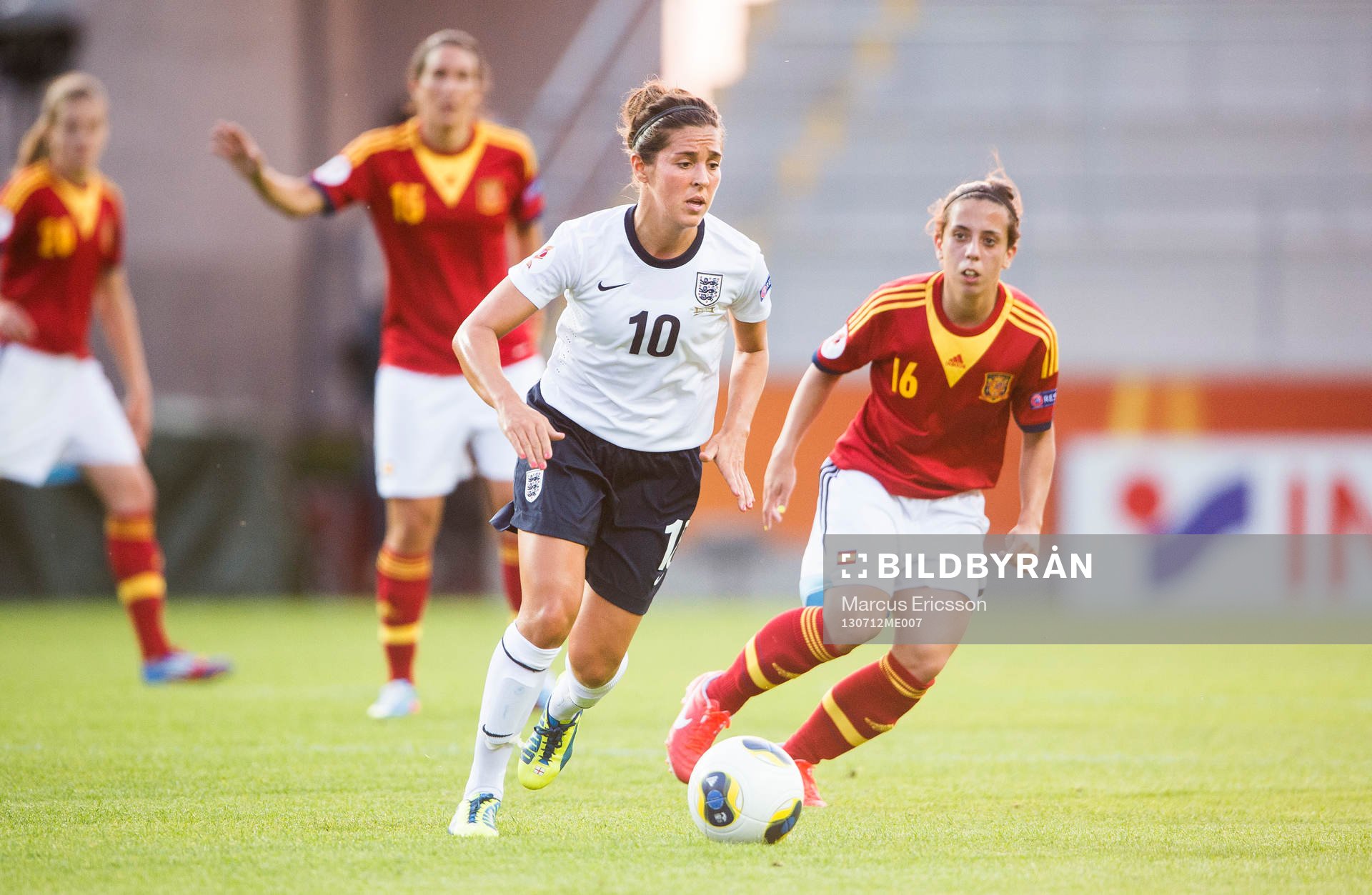 Englands Fara Williams med Spaniens Vicky Losada bakom sig i matchen mellan England och Spanien under dam-EM i fotboll den 12 juli 2013 i Linköping.