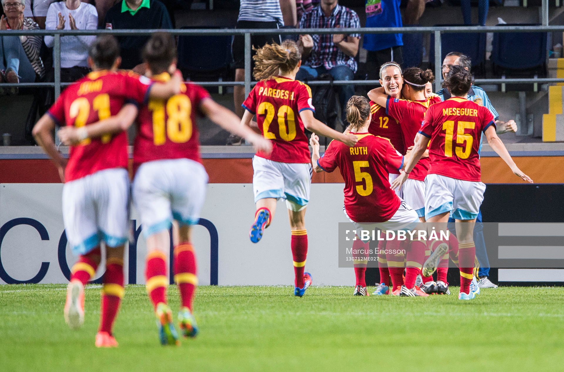 Spaniens Alexia Putellas jublar tillsammans med resten av laget efter 3-2 i matchen mellan England och Spanien under dam-EM i fotboll den 12 juli 2013 i Linköping.