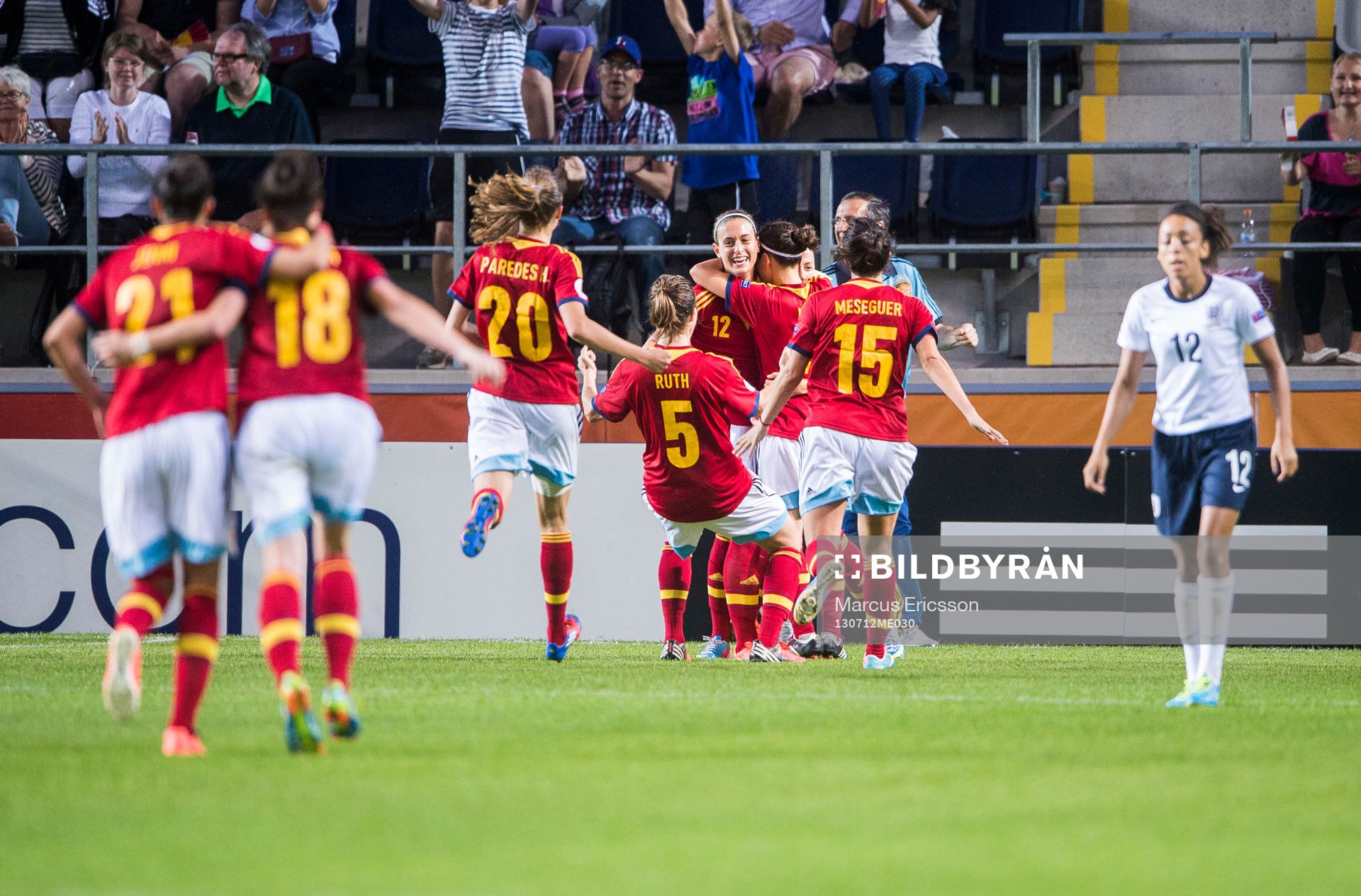 Spaniens Alexia Putellas jublar tillsammans med resten av laget efter 3-2 i matchen mellan England och Spanien under dam-EM i fotboll den 12 juli 2013 i Linköping.