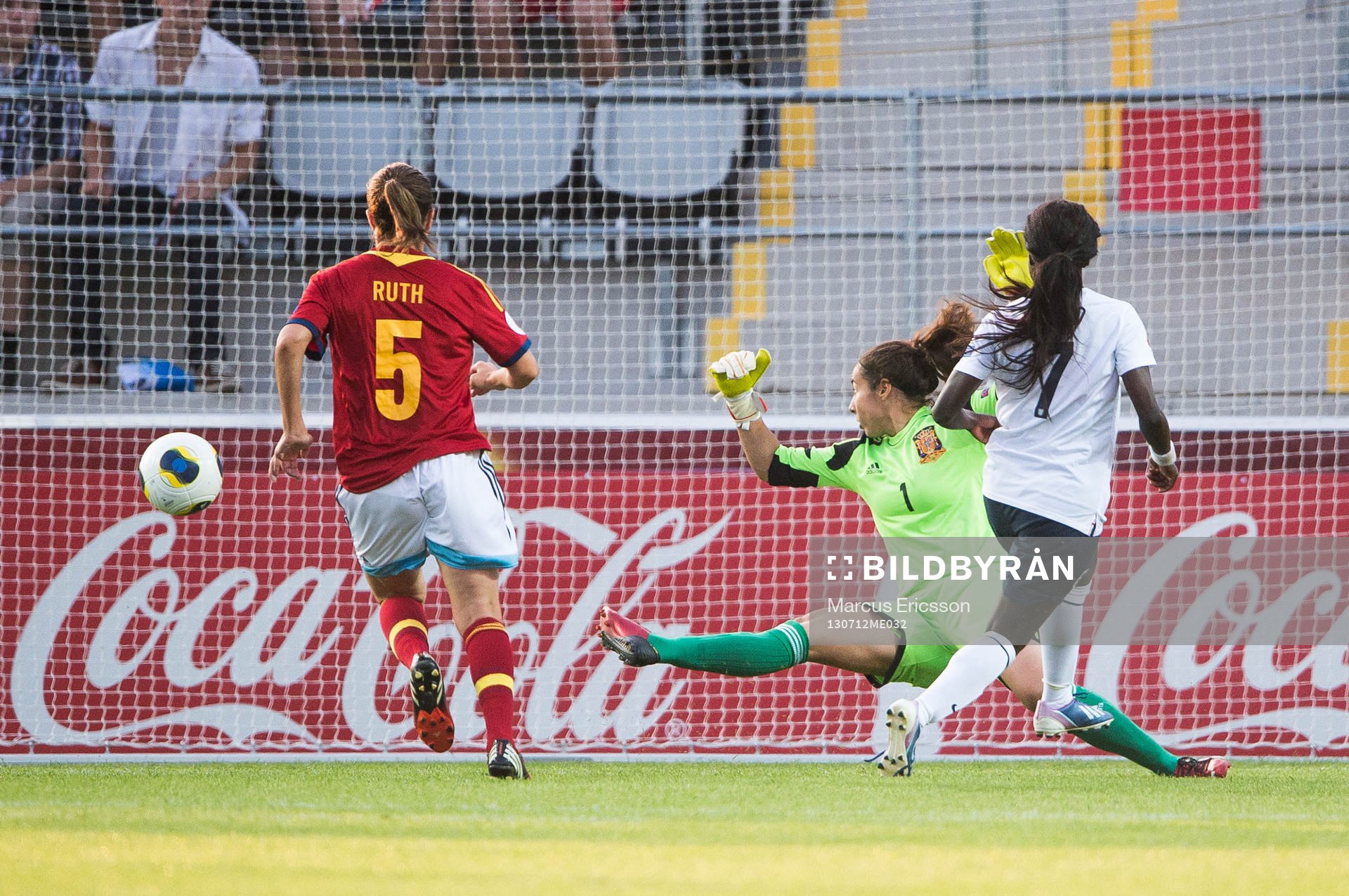 Englands Eniola Aluko sparkar in kvitteringen 1-1 i matchen mellan England och Spanien under dam-EM i fotboll den 12 juli 2013 i Linköping.