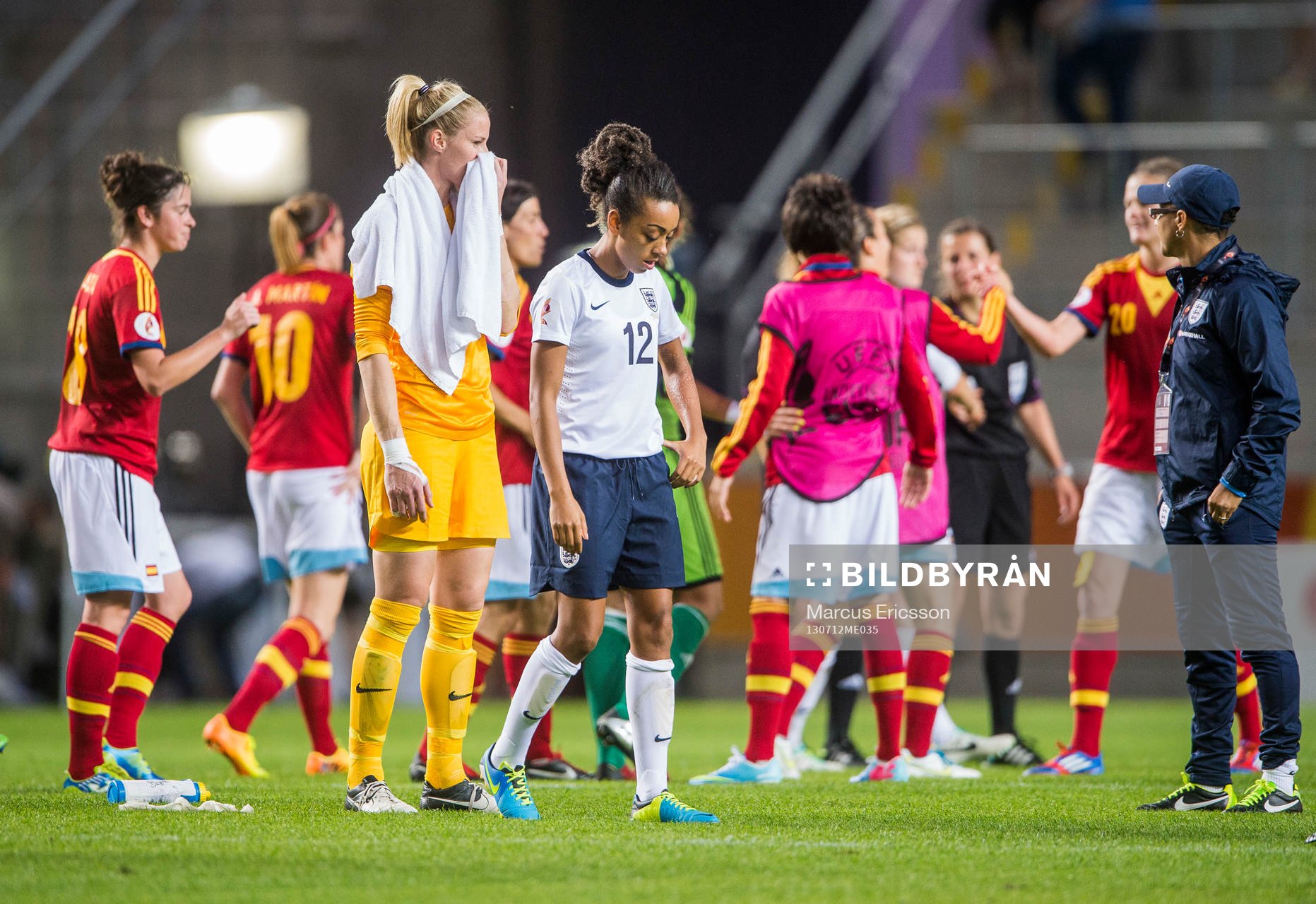 Englands målvakt Karen Bardsley och Jess Clarke deppar