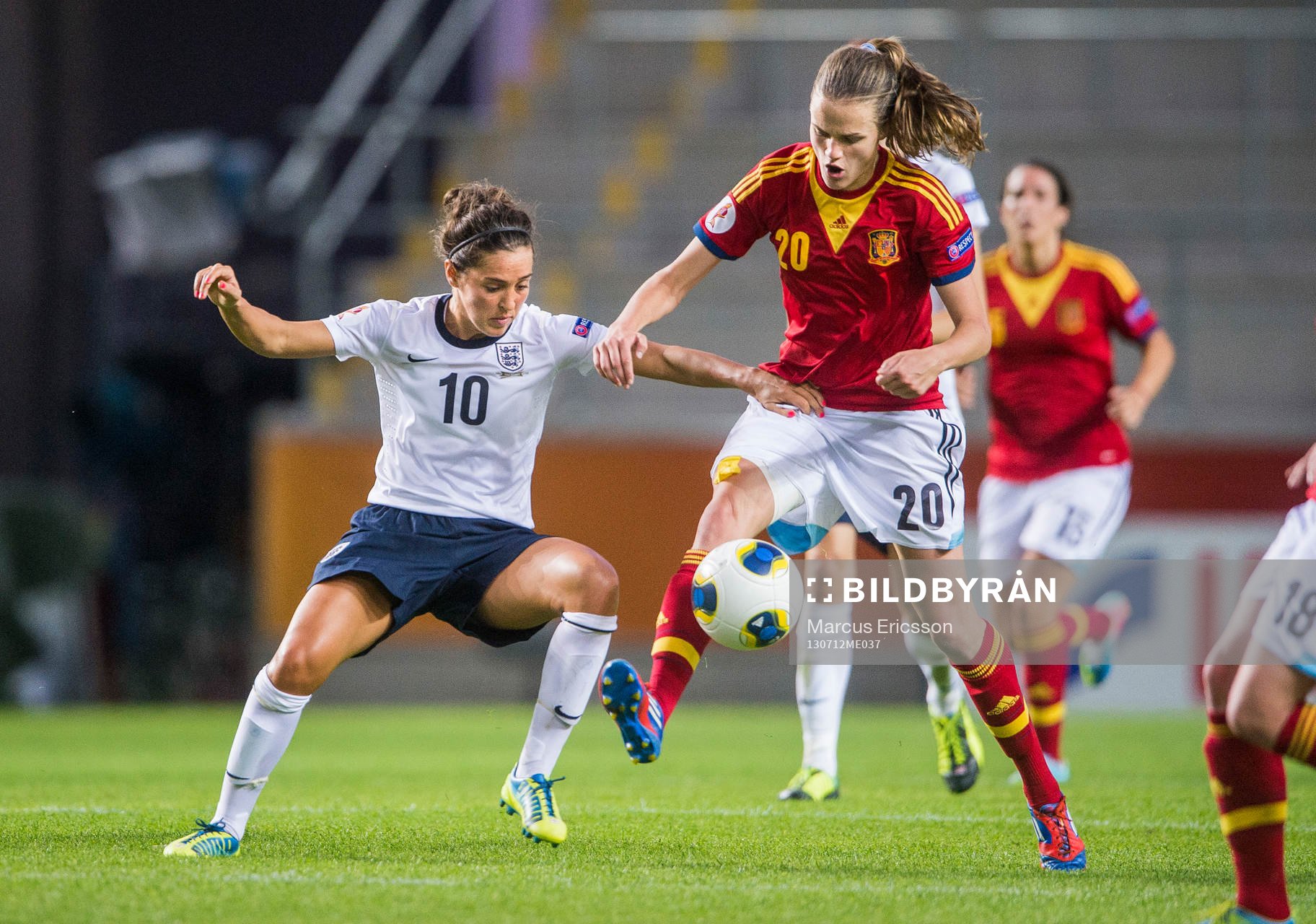 Englands Fara Williams och Spaniens Irene Paredes i matchen mellan England och Spanien under dam-EM i fotboll den 12 juli 2013 i Linköping.