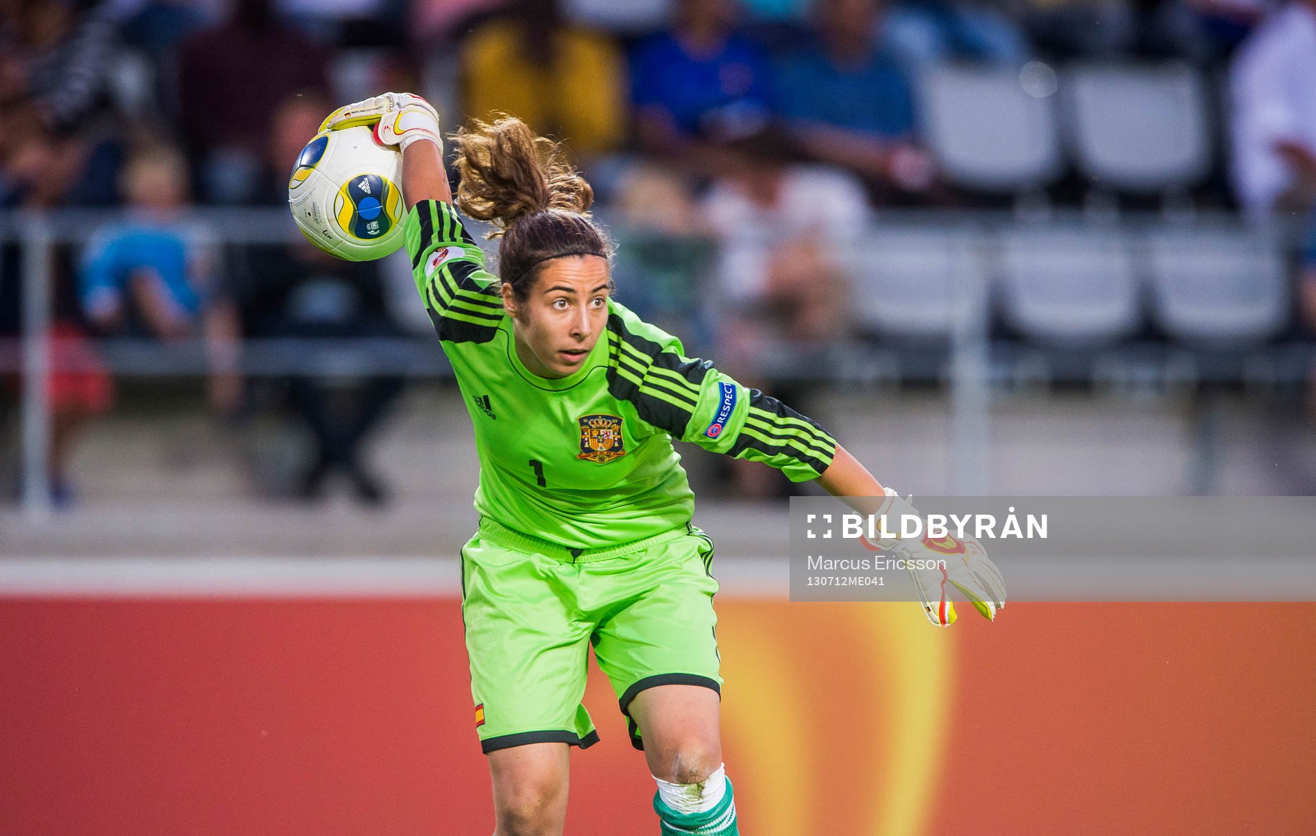 Spaniens målvakt Ainhoa Tirapu i matchen mellan England