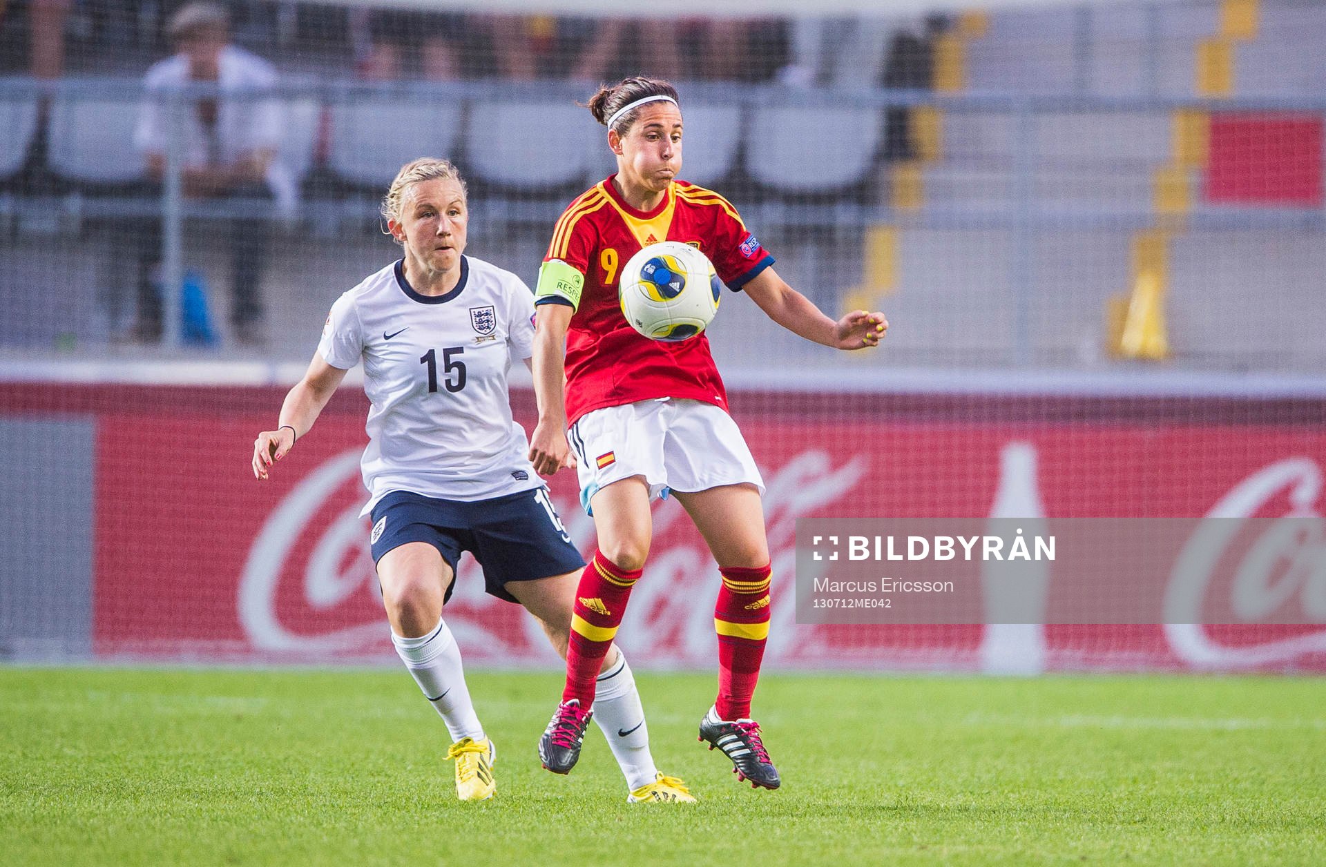 Englands Laura Bassett och Spaniens Veronica Boquete i