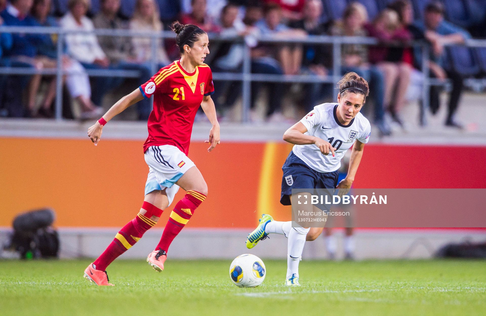 Spaniens Jennifer Hermoso och Englands Fara Williams i matchen mellan England och Spanien under dam-EM i fotboll den 12 juli 2013 i Linköping.