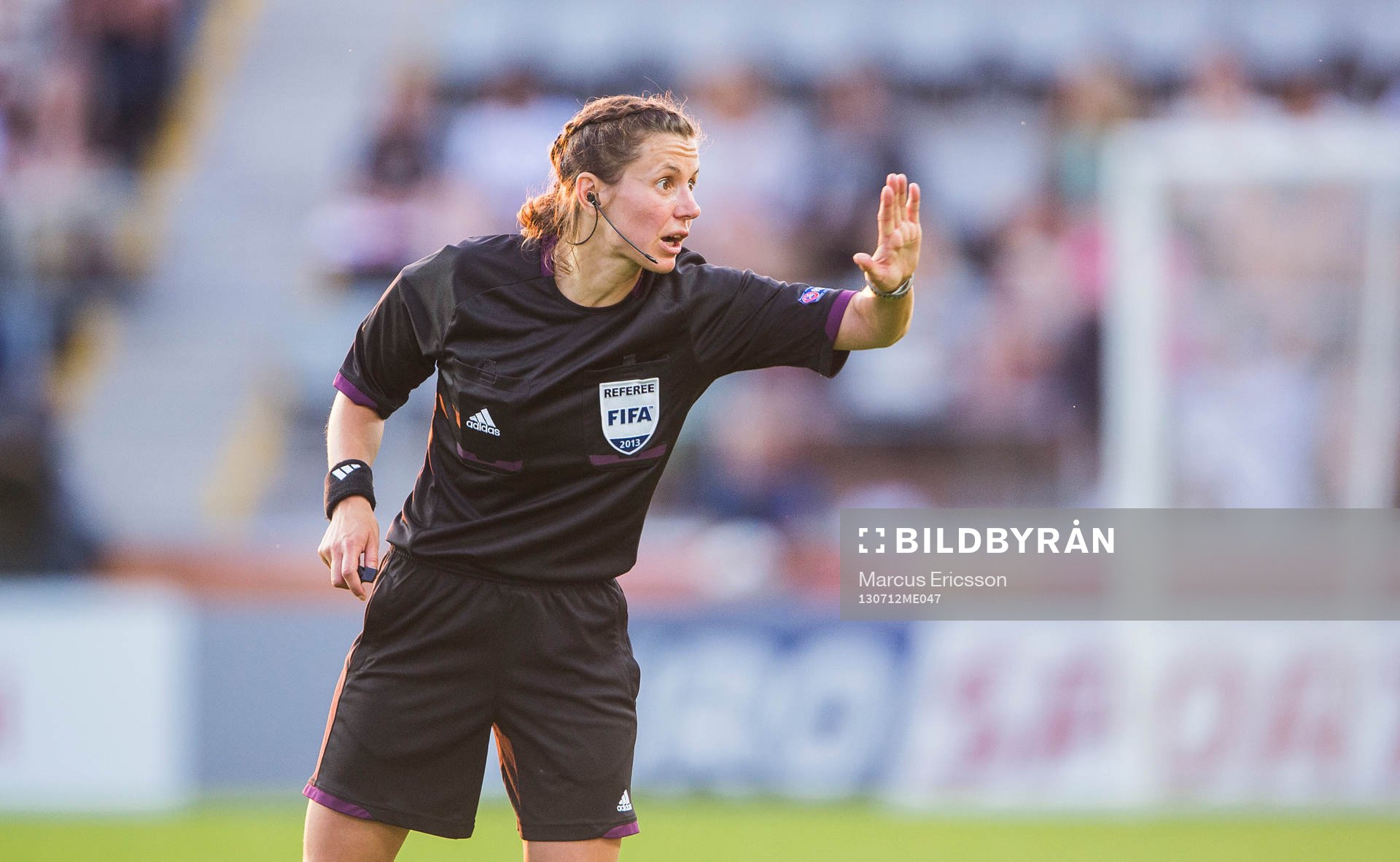 Domaren Kateryna Monzul i matchen mellan England och Spanien