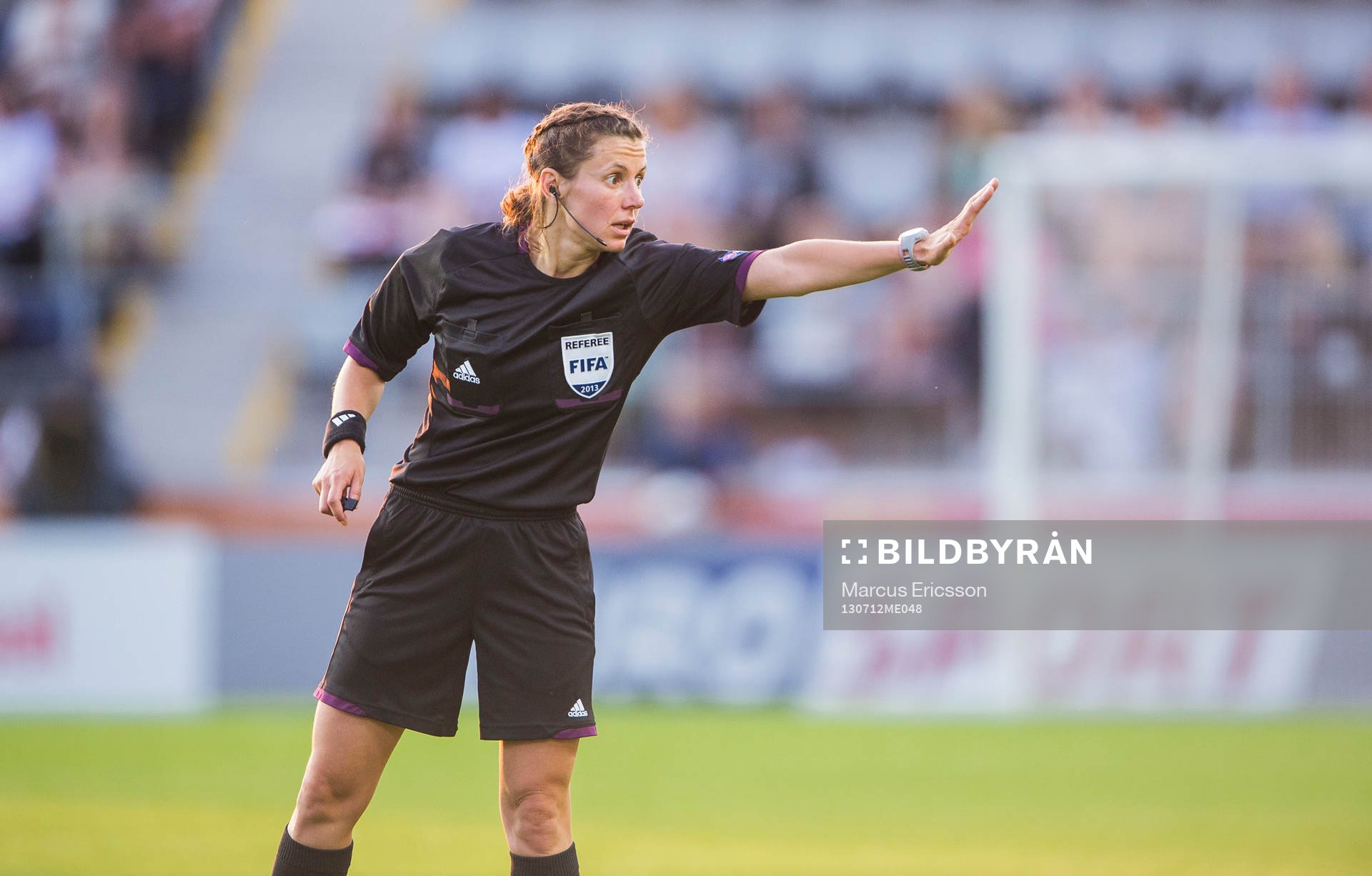 Domaren Kateryna Monzul i matchen mellan England och Spanien