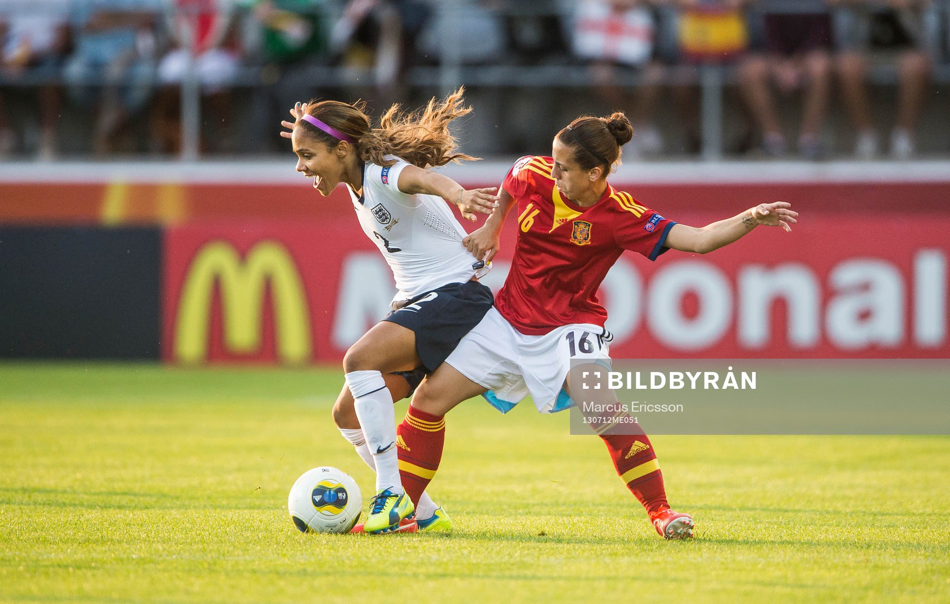 Englands Alex Scott och Spaniens Nagore Calderon i matchen