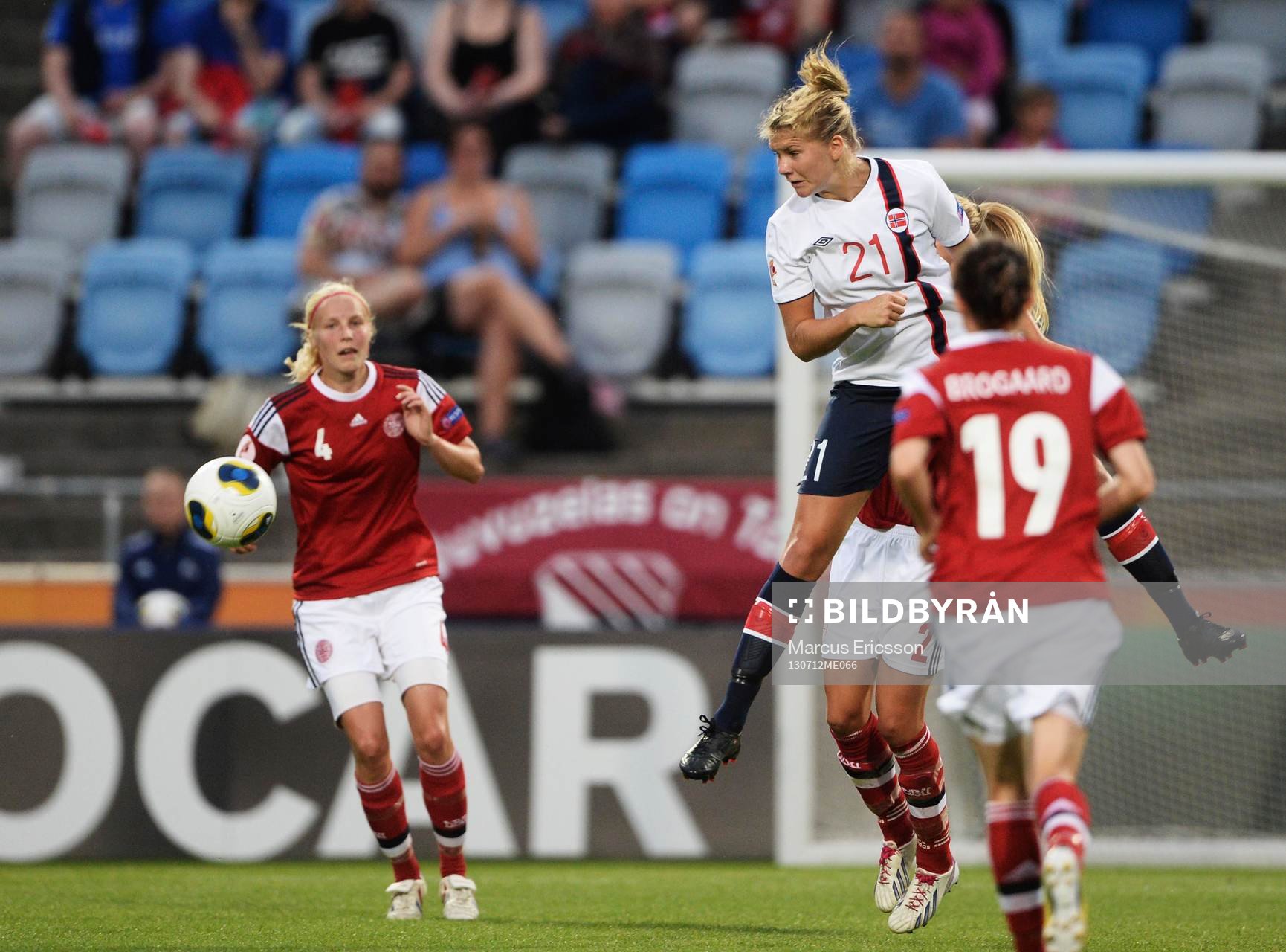 Norges Ada Hegerberg nickar undan i matchen mellan Norge